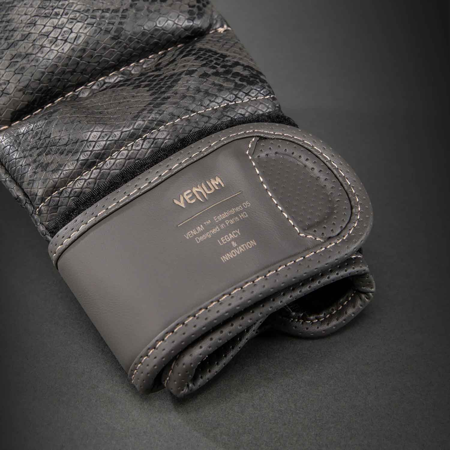 VENUM／ヴェナム　MMAグローブ（オープンフィンガーグローブ）　　Impact Evo Scales Sparring MMA Gloves／インパクト エヴォ スケール スパーリング MMAグローブ（ダークグレー／黒）