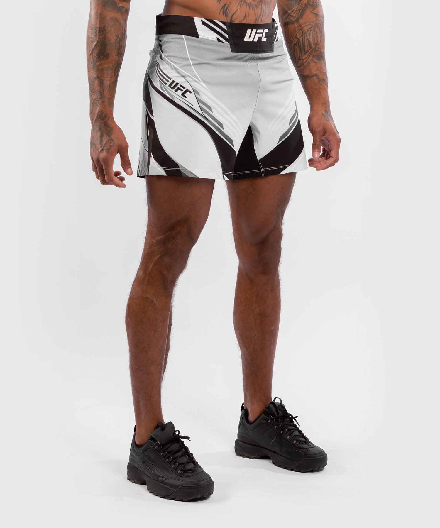 VENUM／ヴェナム　ファイトショーツ　　UFC VENUM AUTHENTIC FIGHT NIGHT MEN'S SHORTS SHORT FIT／UFC VENUM オーセンティック ファイトナイト メンズ ショーツ ショート フィット（白／黒）