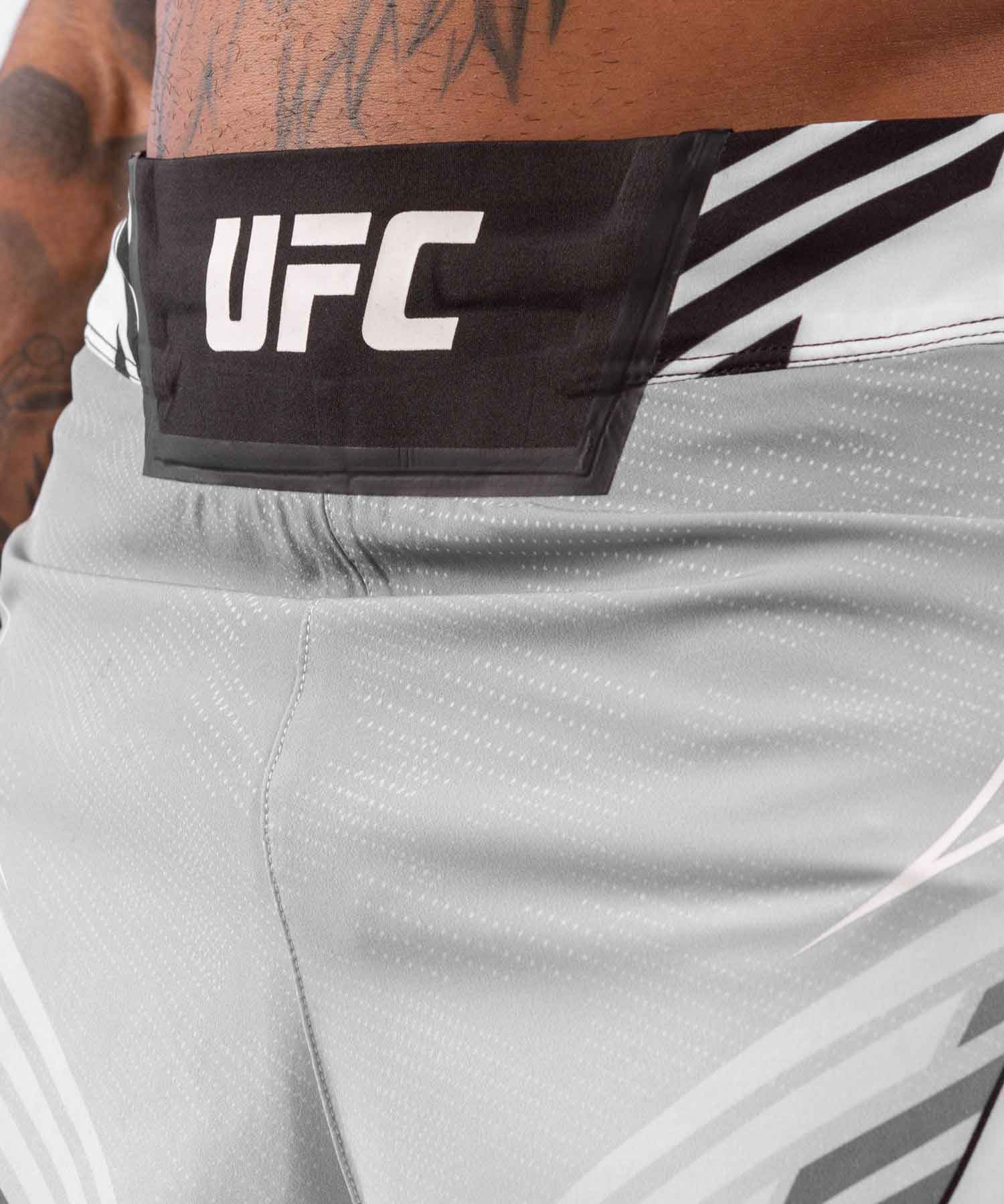 VENUM／ヴェナム　ファイトショーツ　　UFC VENUM AUTHENTIC FIGHT NIGHT MEN'S SHORTS SHORT FIT／UFC VENUM オーセンティック ファイトナイト メンズ ショーツ ショート フィット（白／黒）