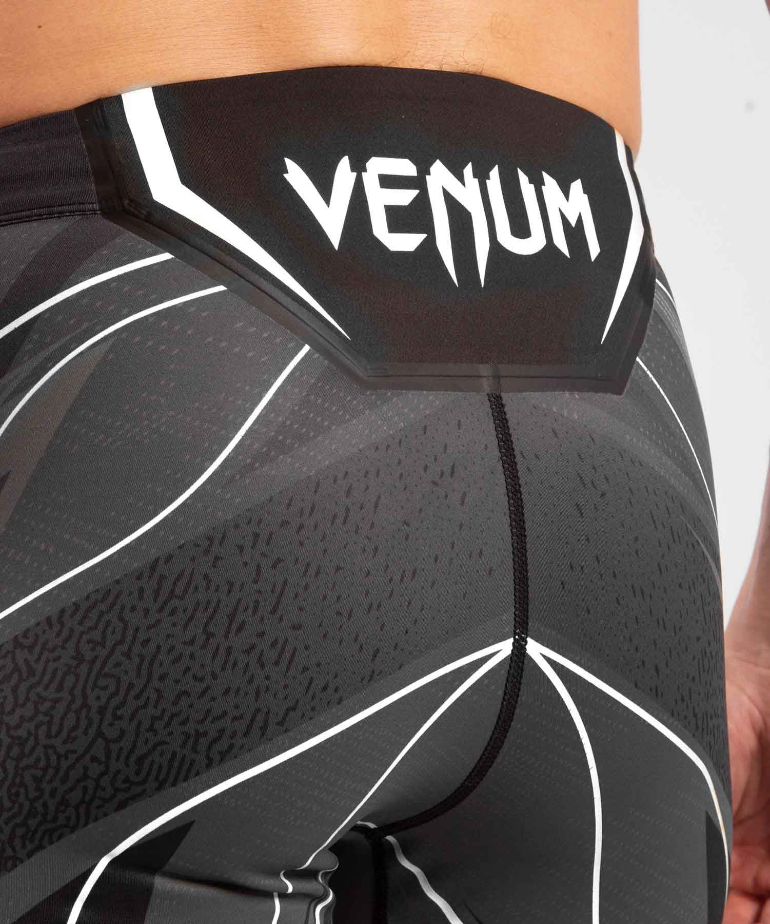 VENUM／ヴェナム　コンプレッション・バーリトゥードショーツ　　UFC VENUM AUTHENTIC FIGHT NIGHT MEN'S VALE TUDO SHORTS SHORT FIT／UFC VENUM オーセンティック ファイトナイト メンズ バーリトゥードショーツ ショートフィット（ダークグレー／黒）