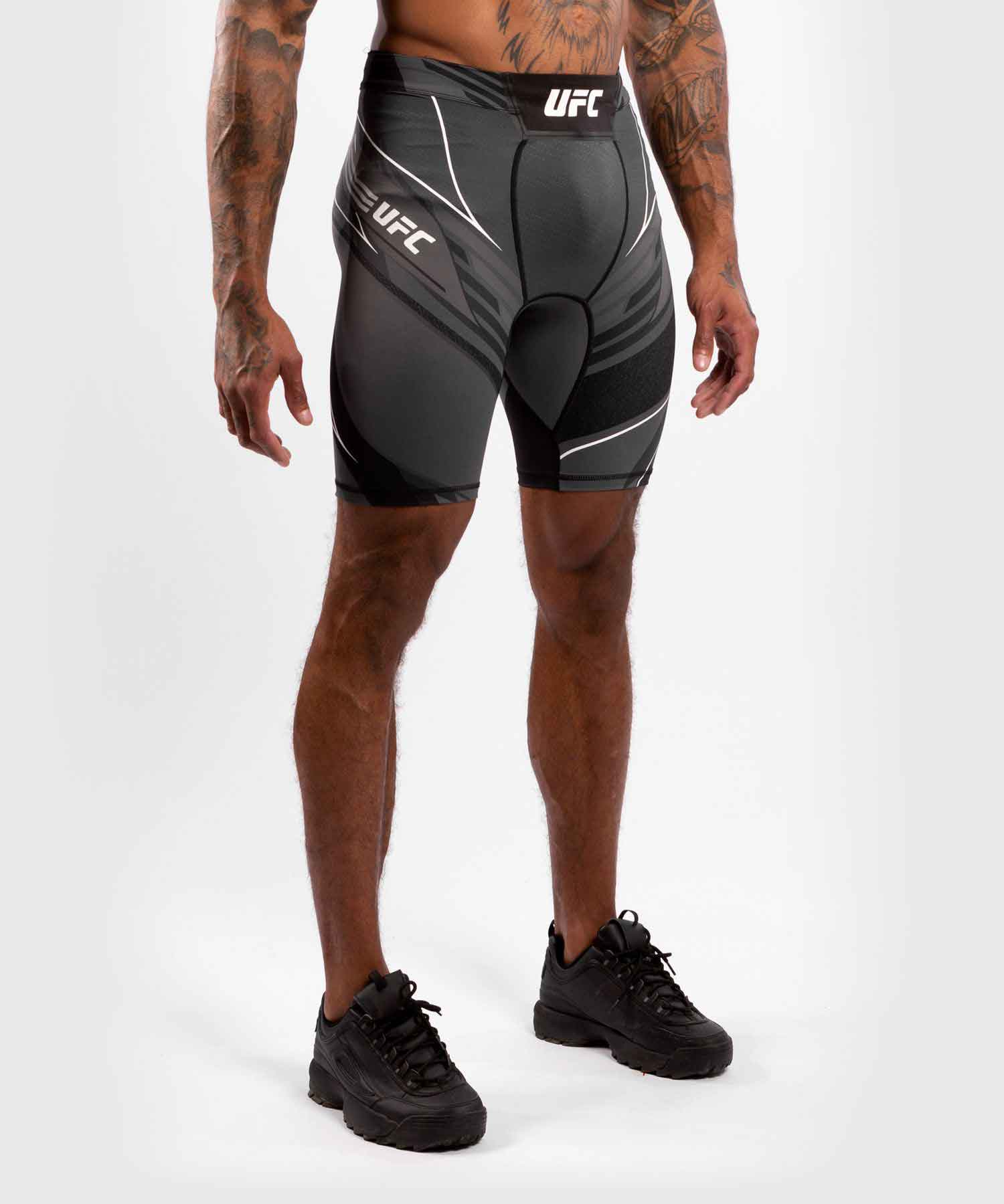 VENUM／ヴェナム　コンプレッション・バーリトゥードショーツ　　UFC VENUM AUTHENTIC FIGHT NIGHT MEN'S VALE TUDO SHORTS LONG FIT／UFC VENUM オーセンティック ファイトナイト メンズ バーリトゥードショーツ ロングフィット（ダークグレー／黒）