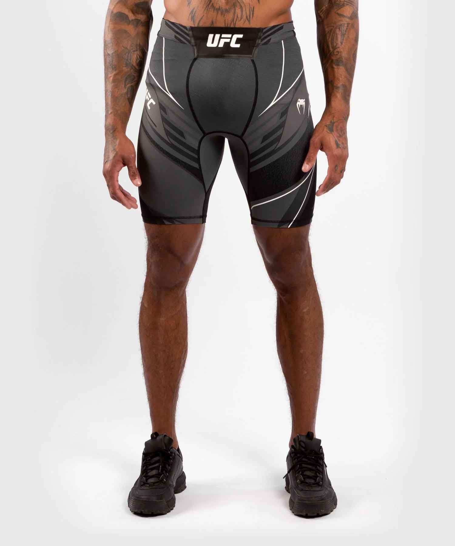 UFC VENUM AUTHENTIC FIGHT NIGHT MEN'S VALE TUDO SHORTS LONG FIT／UFC VENUM オーセンティック ファイトナイト メンズ バーリトゥードショーツ ロングフィット（ダークグレー／黒）