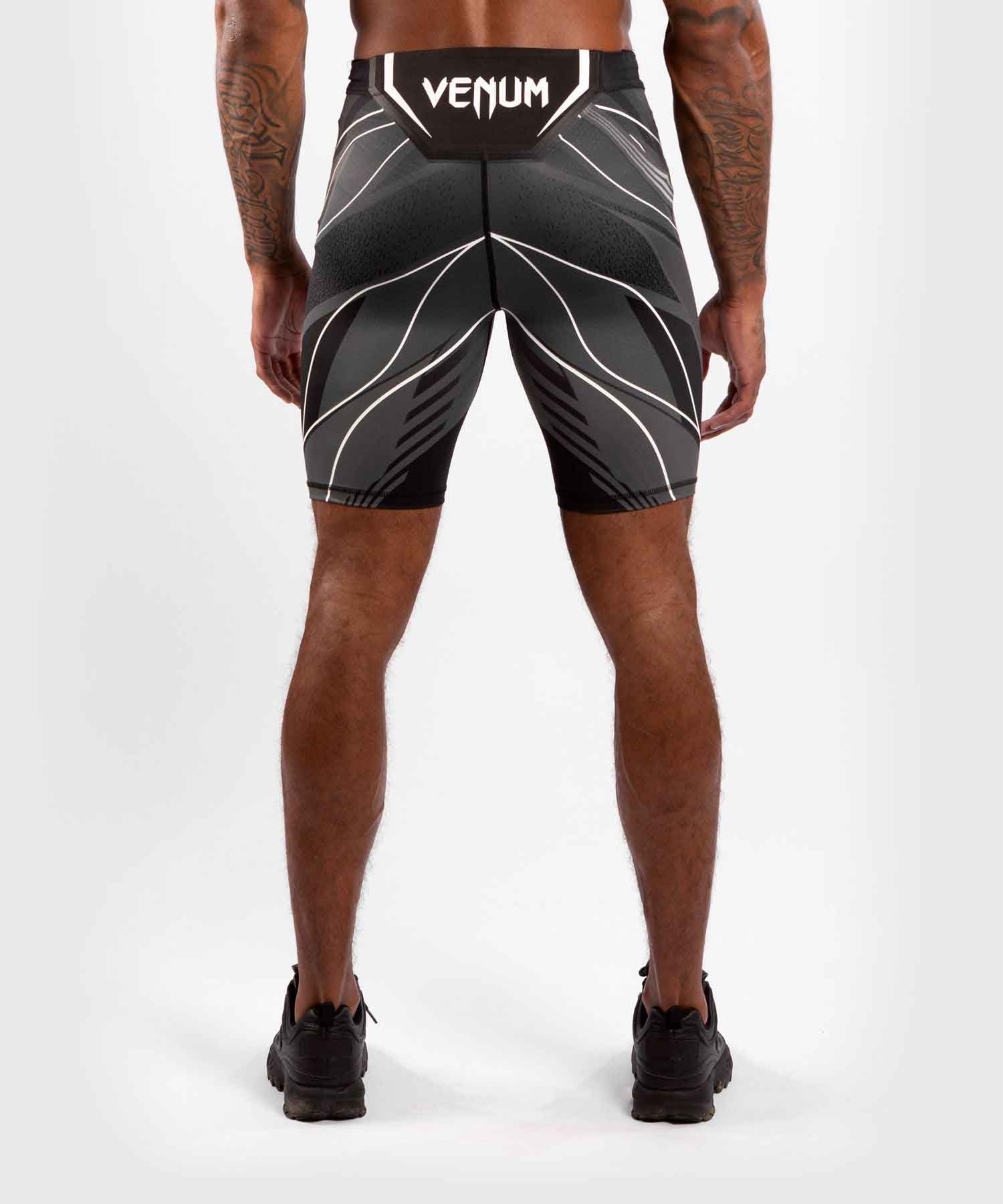 VENUM／ヴェナム　コンプレッション・バーリトゥードショーツ　　UFC VENUM AUTHENTIC FIGHT NIGHT MEN'S VALE TUDO SHORTS LONG FIT／UFC VENUM オーセンティック ファイトナイト メンズ バーリトゥードショーツ ロングフィット（ダークグレー／黒）