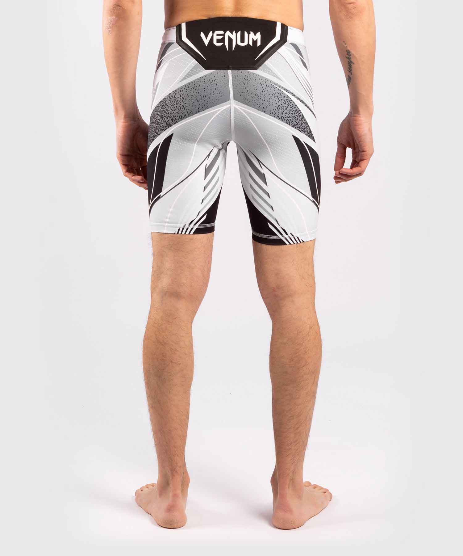 VENUM／ヴェナム　コンプレッション・バーリトゥードショーツ　　UFC VENUM AUTHENTIC FIGHT NIGHT MEN'S VALE TUDO SHORTS LONG FIT／UFC VENUM オーセンティック ファイトナイト メンズ バーリトゥードショーツ ロングフィット（白／黒）