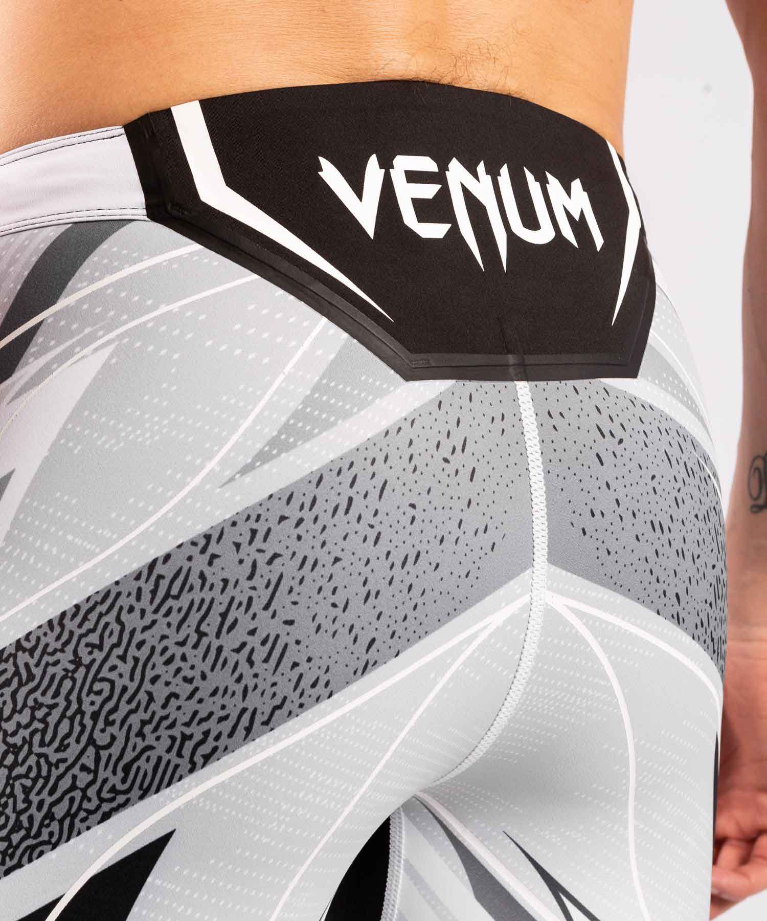 VENUM／ヴェナム　コンプレッション・バーリトゥードショーツ　　UFC VENUM AUTHENTIC FIGHT NIGHT MEN'S VALE TUDO SHORTS LONG FIT／UFC VENUM オーセンティック ファイトナイト メンズ バーリトゥードショーツ ロングフィット（白／黒）