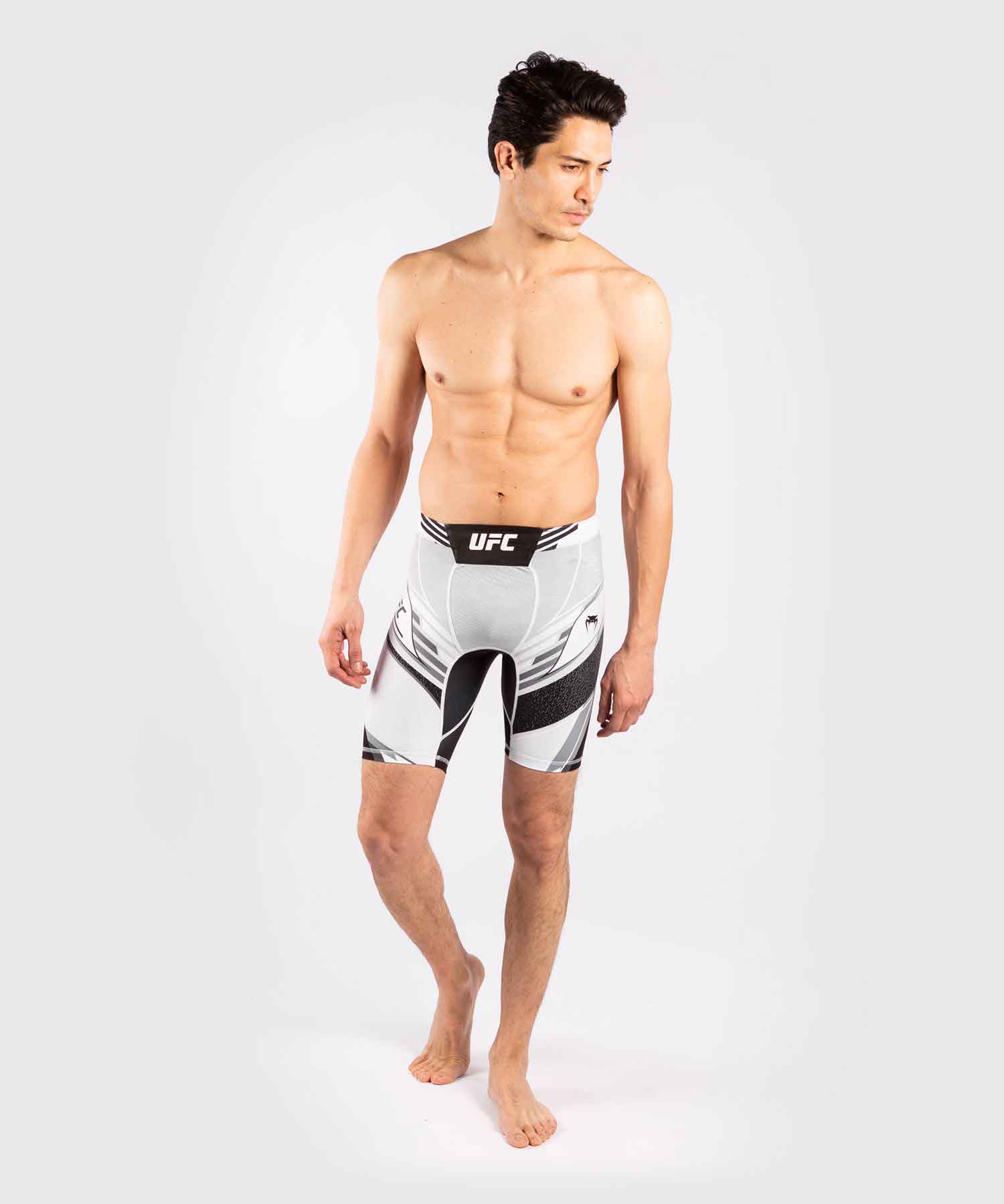 VENUM／ヴェナム　コンプレッション・バーリトゥードショーツ　　UFC VENUM AUTHENTIC FIGHT NIGHT MEN'S VALE TUDO SHORTS LONG FIT／UFC VENUM オーセンティック ファイトナイト メンズ バーリトゥードショーツ ロングフィット（白／黒）