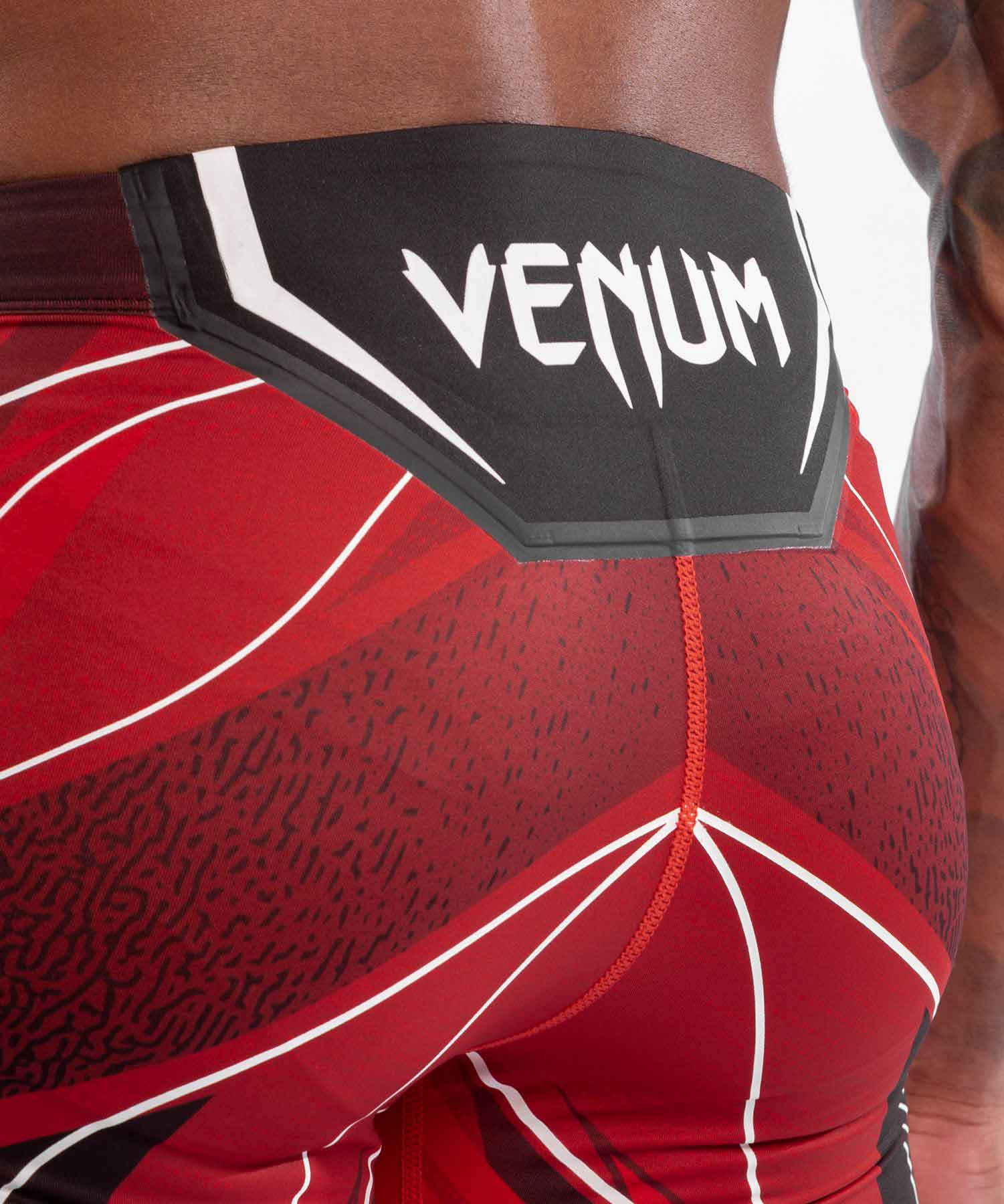 VENUM／ヴェナム　コンプレッション・バーリトゥードショーツ　　UFC VENUM AUTHENTIC FIGHT NIGHT MEN'S VALE TUDO SHORTS LONG FIT／UFC VENUM オーセンティック ファイトナイト メンズ バーリトゥードショーツ ロングフィット（レッド／黒）