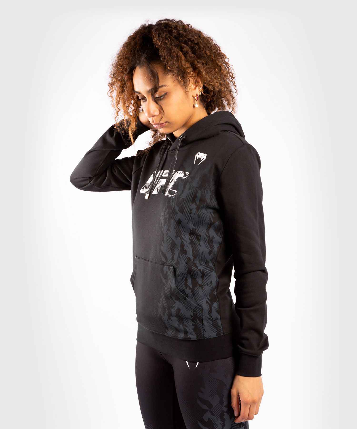 VENUM WOMEN／レディース　パーカー　　UFC VENUM AUTHENTIC FIGHT WEEK WOMEN'S PULLOVER HOODIE／UFC オーセンティック ファイトウィーク レディース プルオーバー フーディー（パーカー）黒／白／グレー