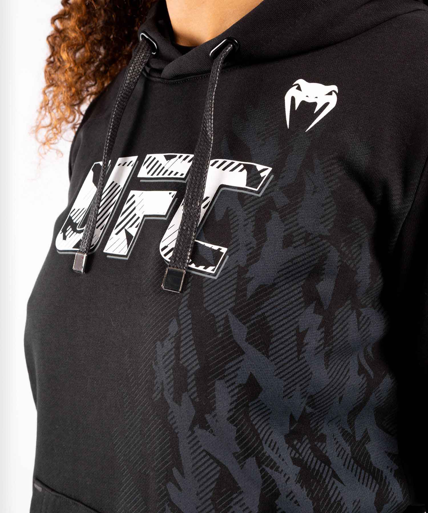 VENUM WOMEN／レディース　パーカー　　UFC VENUM AUTHENTIC FIGHT WEEK WOMEN'S PULLOVER HOODIE／UFC オーセンティック ファイトウィーク レディース プルオーバー フーディー（パーカー）黒／白／グレー