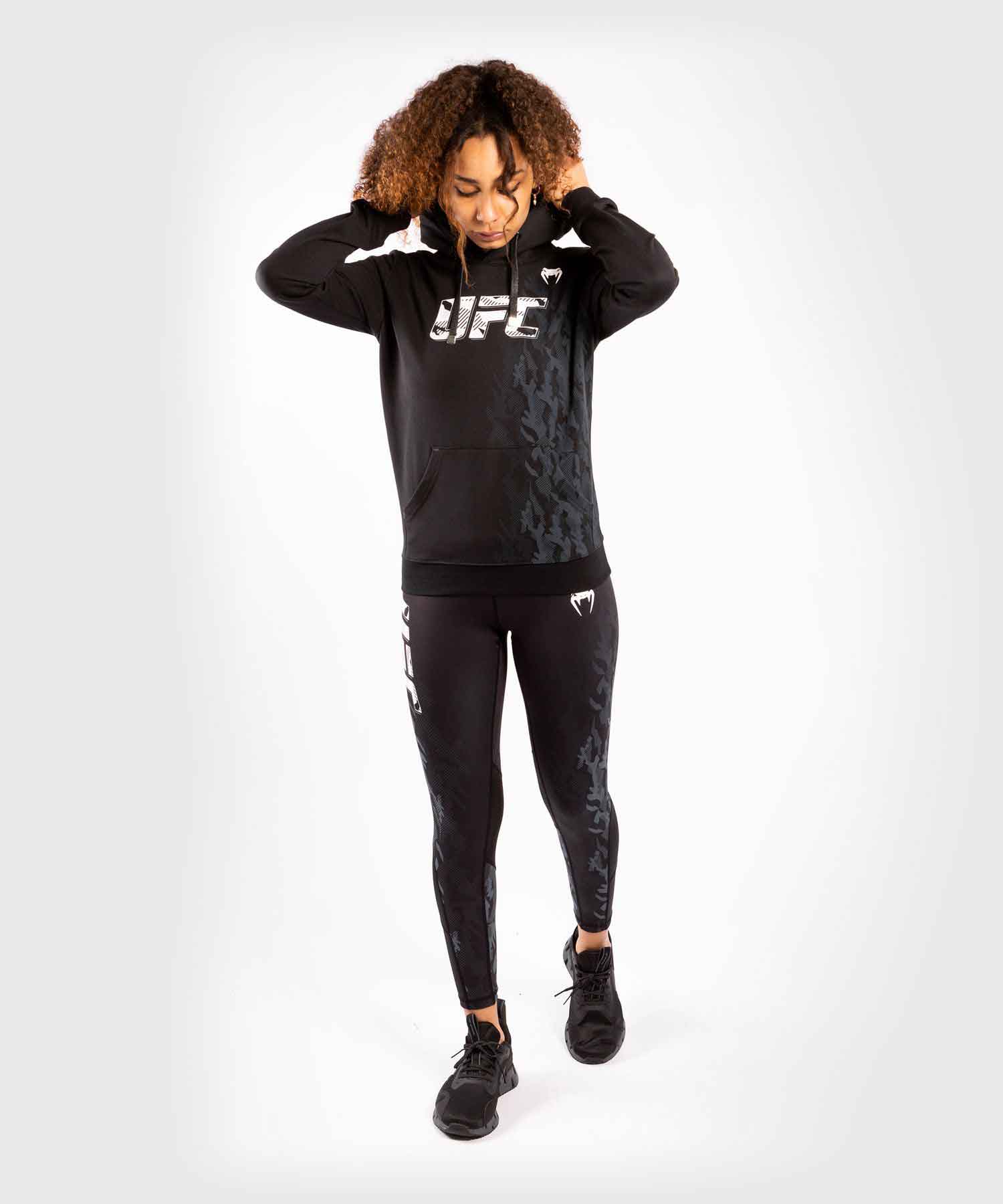 VENUM WOMEN／レディース　パーカー　　UFC VENUM AUTHENTIC FIGHT WEEK WOMEN'S PULLOVER HOODIE／UFC オーセンティック ファイトウィーク レディース プルオーバー フーディー（パーカー）黒／白／グレー