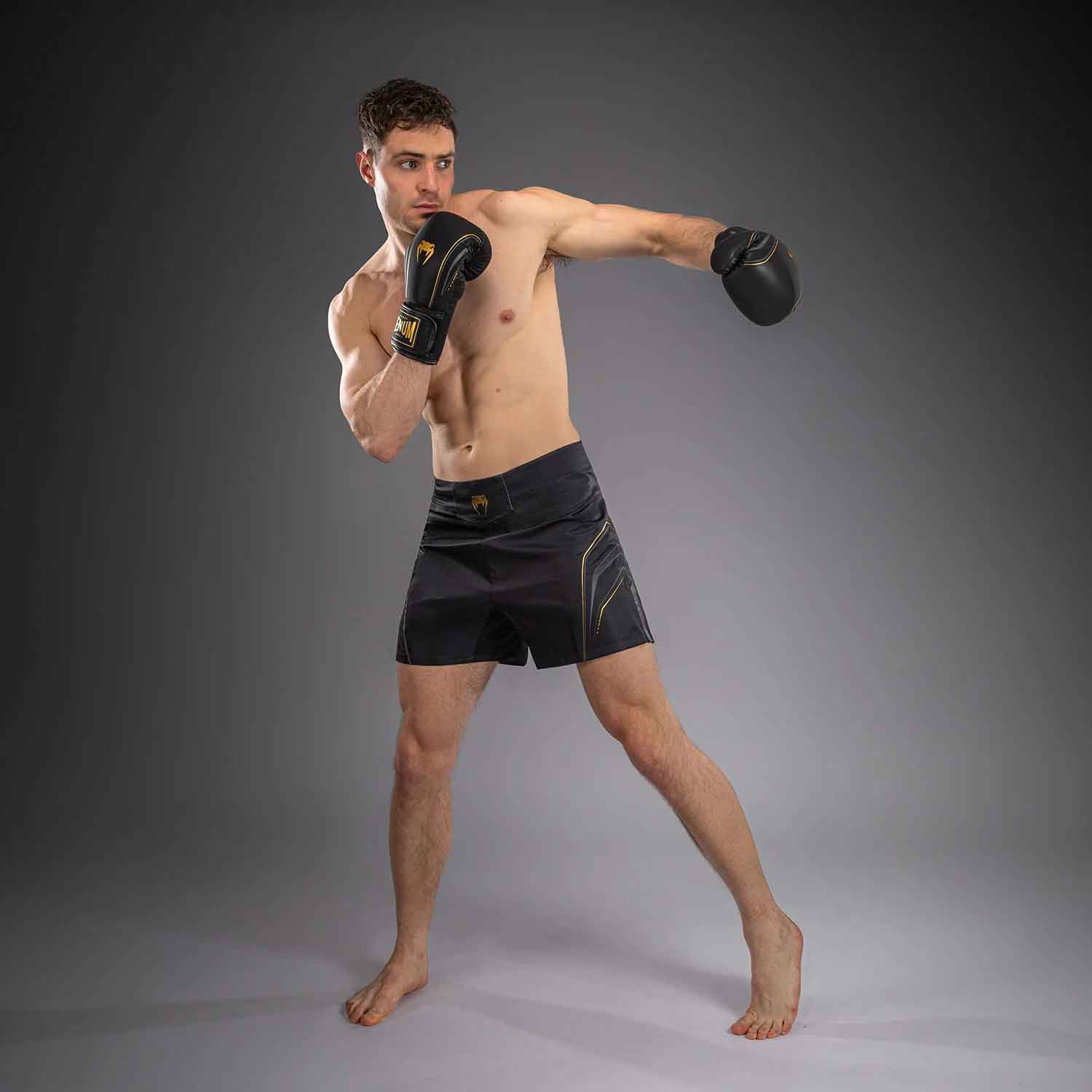 VENUM／ヴェナム　ファイトショーツ　　Streamline Fightshorts／ストリームライン ファイトショーツ（黒／ゴールド）