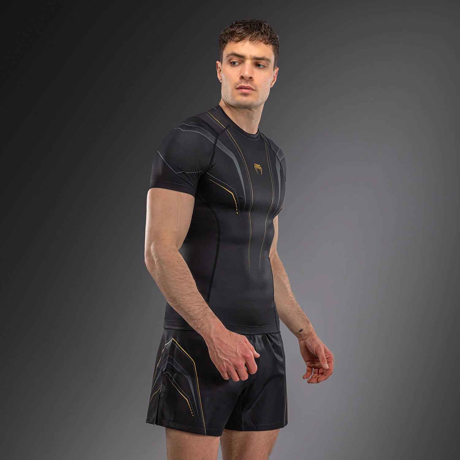 VENUM／ヴェナム　ラッシュガード・コンプレッション　　Streamline Short Sleeve Rashguard／ストリームライン ショートスリーブ ラッシュガード（黒／ゴールド）
