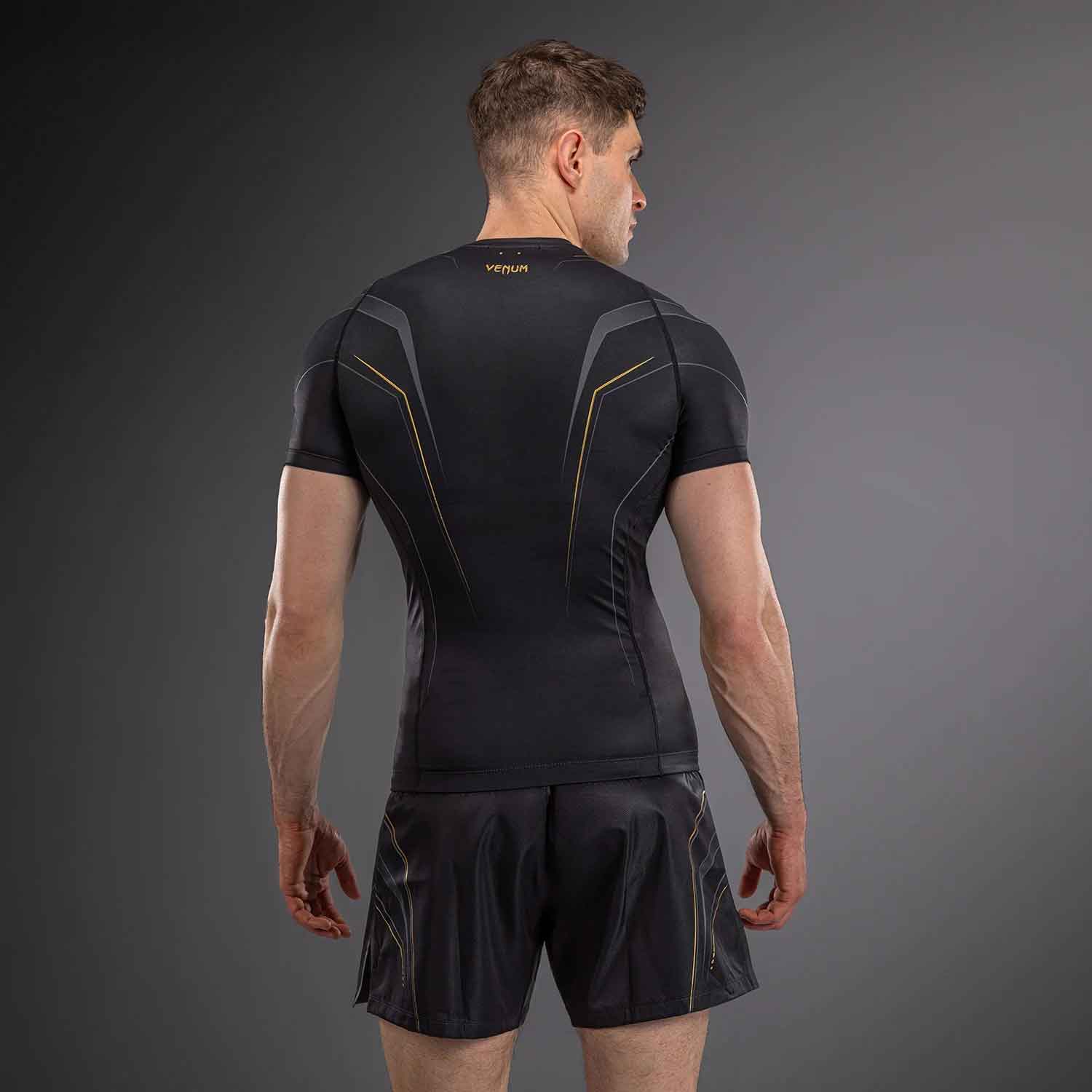VENUM／ヴェナム　ラッシュガード・コンプレッション　　Streamline Short Sleeve Rashguard／ストリームライン ショートスリーブ ラッシュガード（黒／ゴールド）