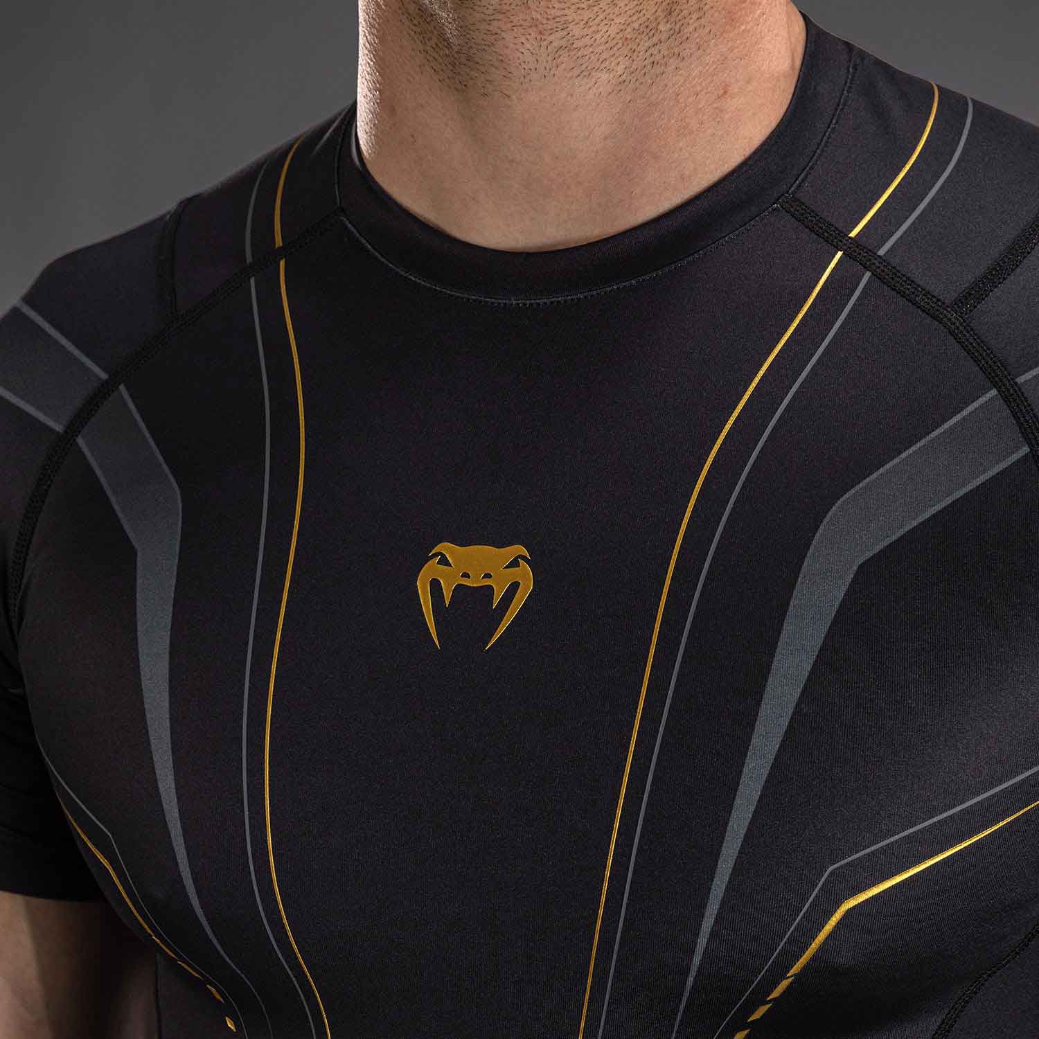 VENUM／ヴェナム　ラッシュガード・コンプレッション　　Streamline Short Sleeve Rashguard／ストリームライン ショートスリーブ ラッシュガード（黒／ゴールド）