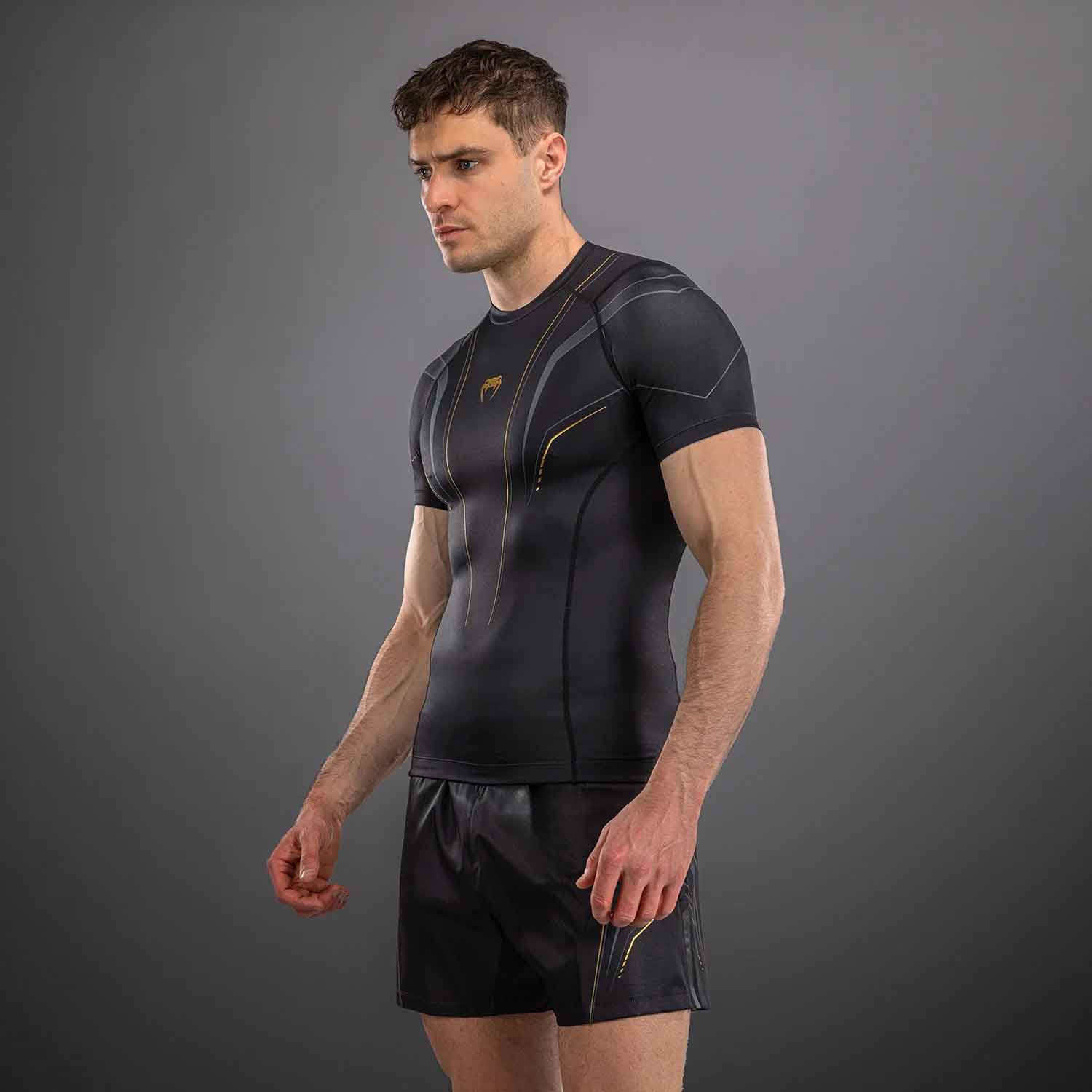 VENUM／ヴェナム　ラッシュガード・コンプレッション　　Streamline Short Sleeve Rashguard／ストリームライン ショートスリーブ ラッシュガード（黒／ゴールド）