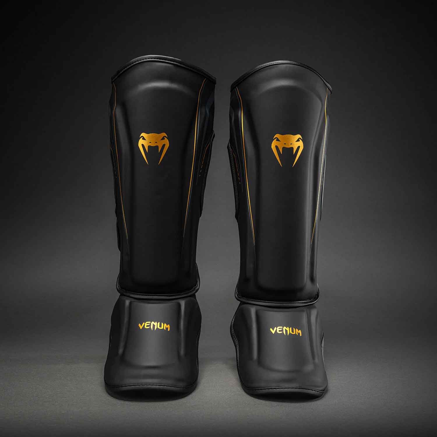 VENUM／ヴェナム　シンガード（レガース）　　Streamline Shin Guards／ストリームライン シンガード（黒／ゴールド）
