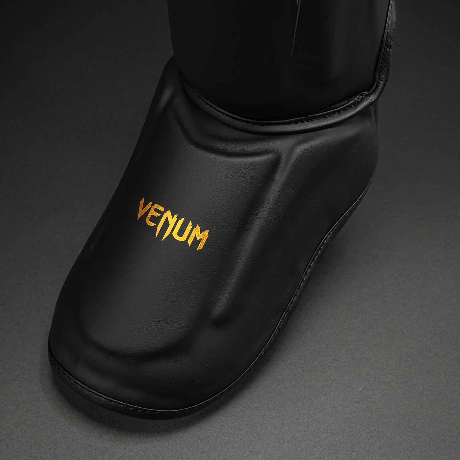 VENUM／ヴェナム　シンガード（レガース）　　Streamline Shin Guards／ストリームライン シンガード（黒／ゴールド）