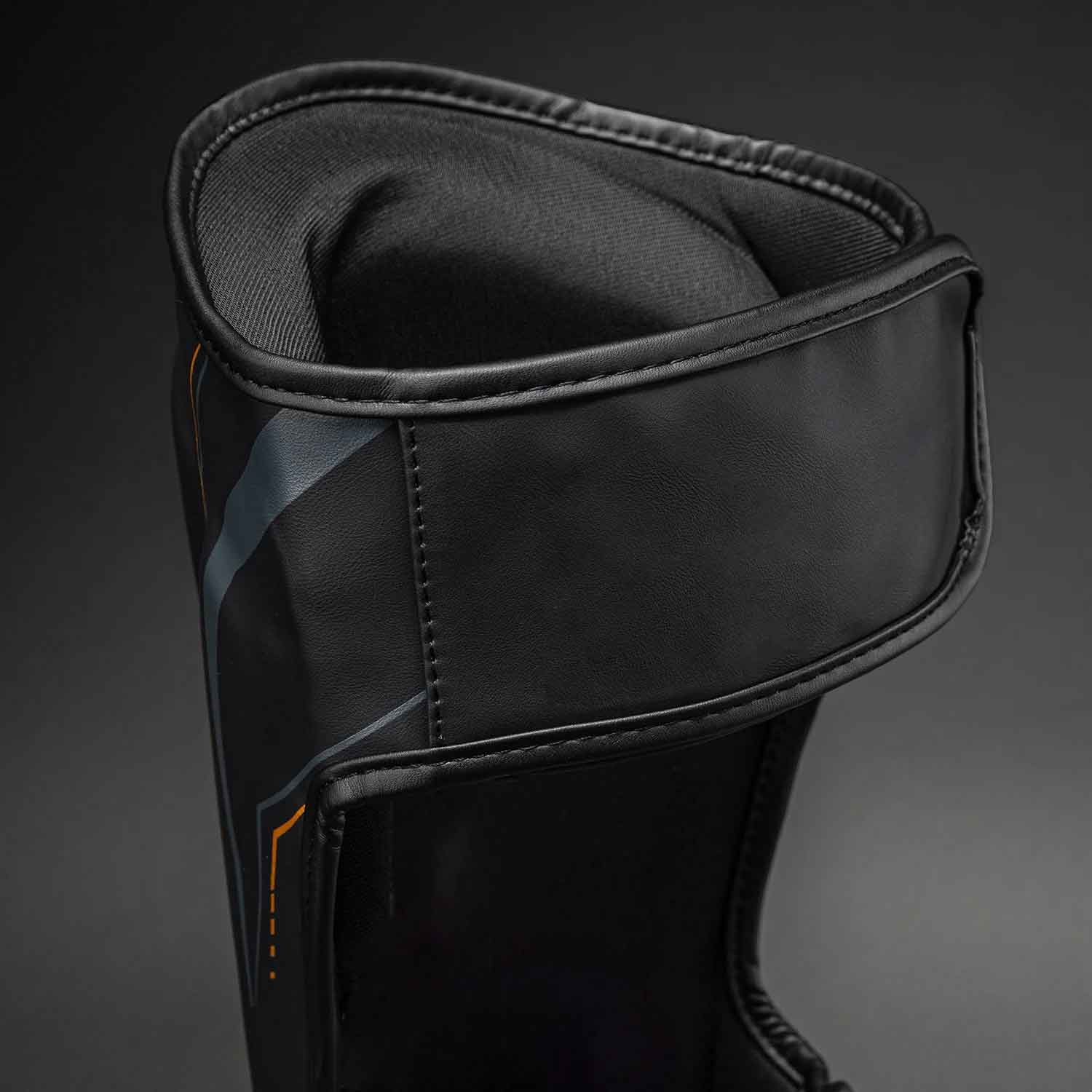VENUM／ヴェナム　シンガード（レガース）　　Streamline Shin Guards／ストリームライン シンガード（黒／ゴールド）