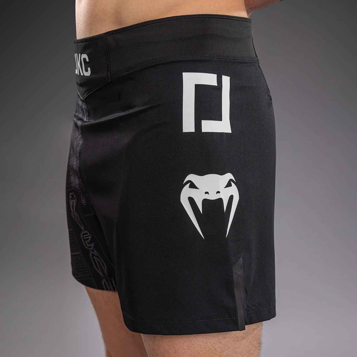 VENUM／ヴェナム　ファイトショーツ　　Karate Combat by Venum Fight Shorts／カラテ・コンバット by VENUM ファイトショーツ