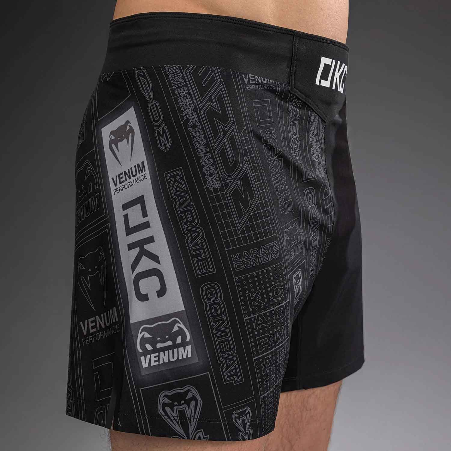 VENUM／ヴェナム　ファイトショーツ　　Karate Combat by Venum Fight Shorts／カラテ・コンバット by VENUM ファイトショーツ