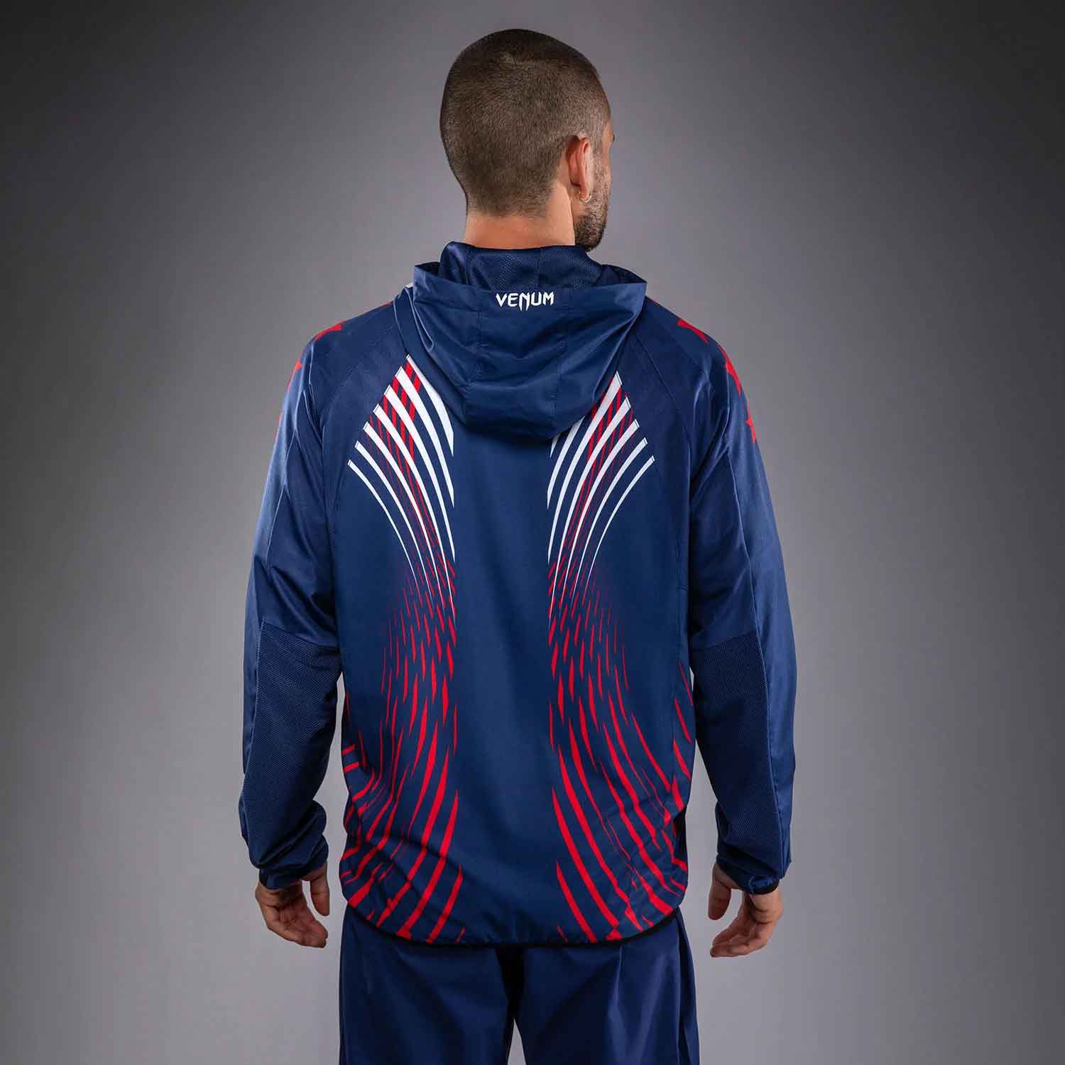 VENUM／ヴェナム　パーカー（フーディー）　　Official UFC Freedom 250 by Venum Authentic Fight Night Men's Blue Walkout Hoodie／オフィシャル UFC フリーダム 250 by ヴェナム オーセンティック ファイトナイト メンズ ブルー ウォークアウト フーディー