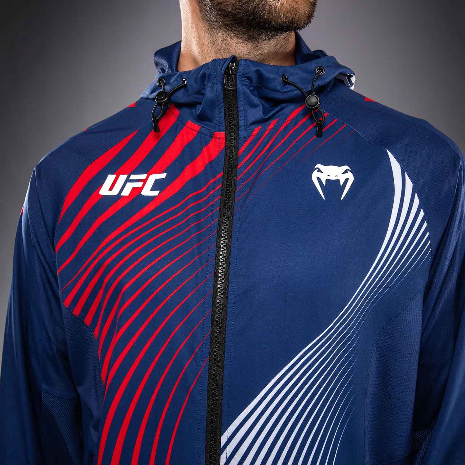 VENUM／ヴェナム　パーカー（フーディー）　　Official UFC Freedom 250 by Venum Authentic Fight Night Men's Blue Walkout Hoodie／オフィシャル UFC フリーダム 250 by ヴェナム オーセンティック ファイトナイト メンズ ブルー ウォークアウト フーディー