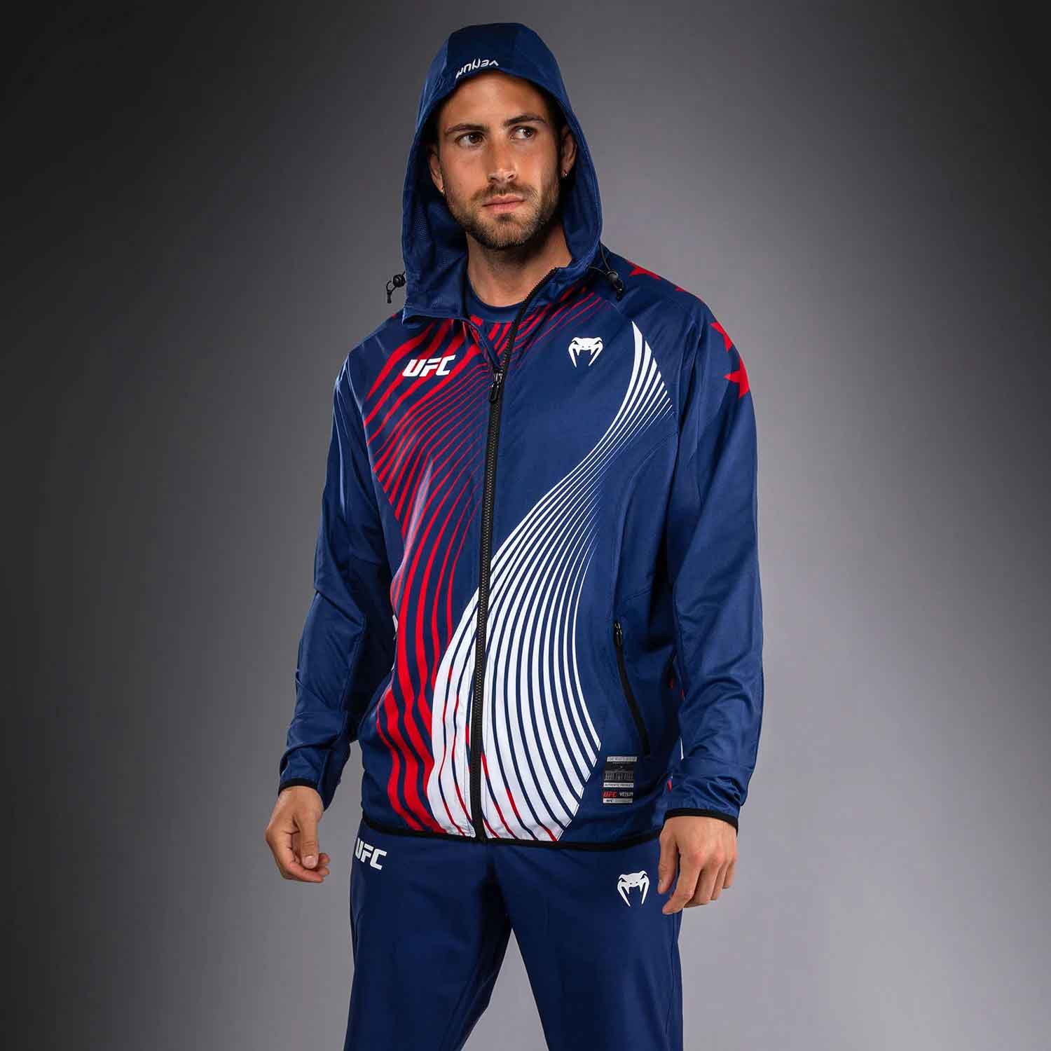 VENUM／ヴェナム　パーカー（フーディー）　　Official UFC Freedom 250 by Venum Authentic Fight Night Men's Blue Walkout Hoodie／オフィシャル UFC フリーダム 250 by ヴェナム オーセンティック ファイトナイト メンズ ブルー ウォークアウト フーディー