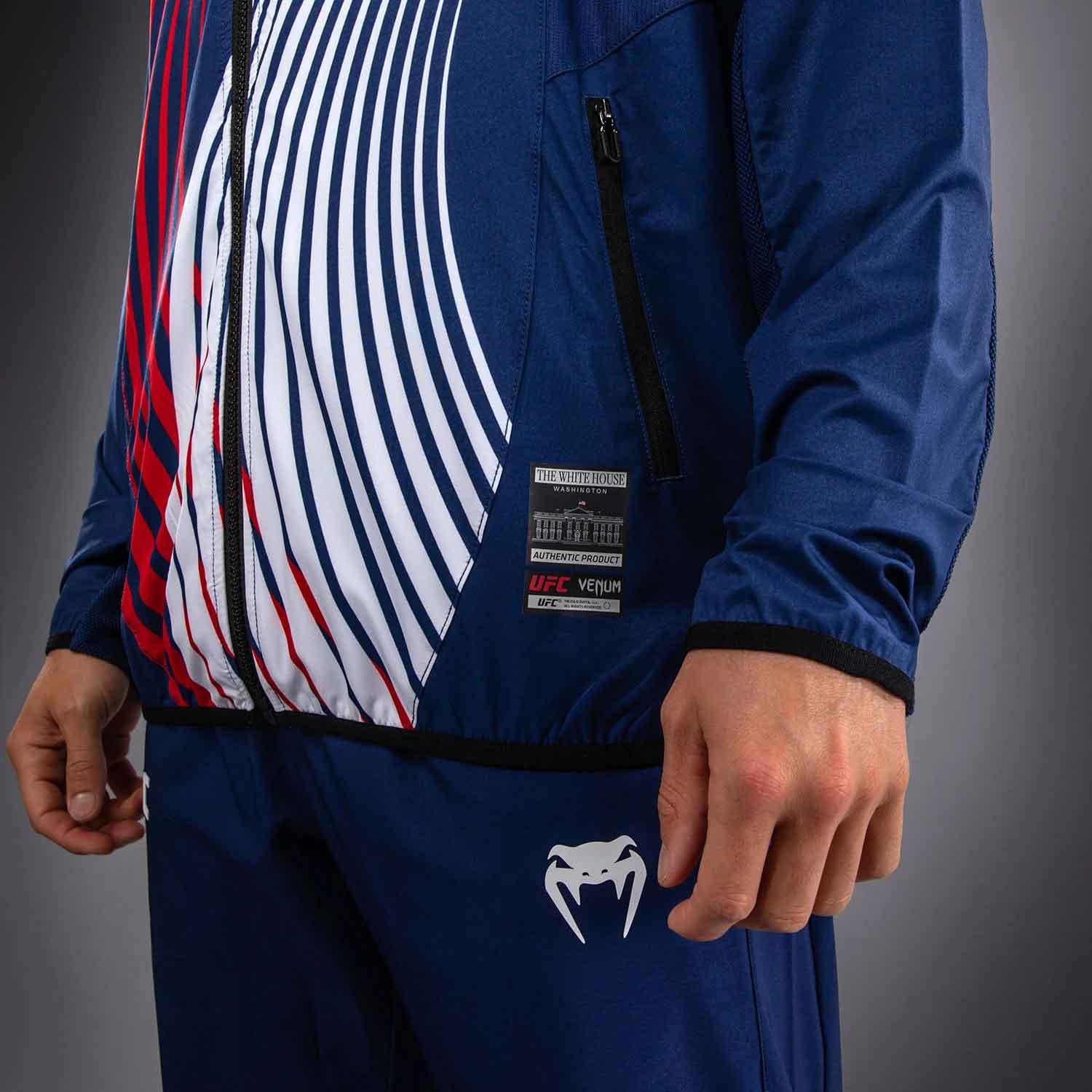 VENUM／ヴェナム　パーカー（フーディー）　　Official UFC Freedom 250 by Venum Authentic Fight Night Men's Blue Walkout Hoodie／オフィシャル UFC フリーダム 250 by ヴェナム オーセンティック ファイトナイト メンズ ブルー ウォークアウト フーディー
