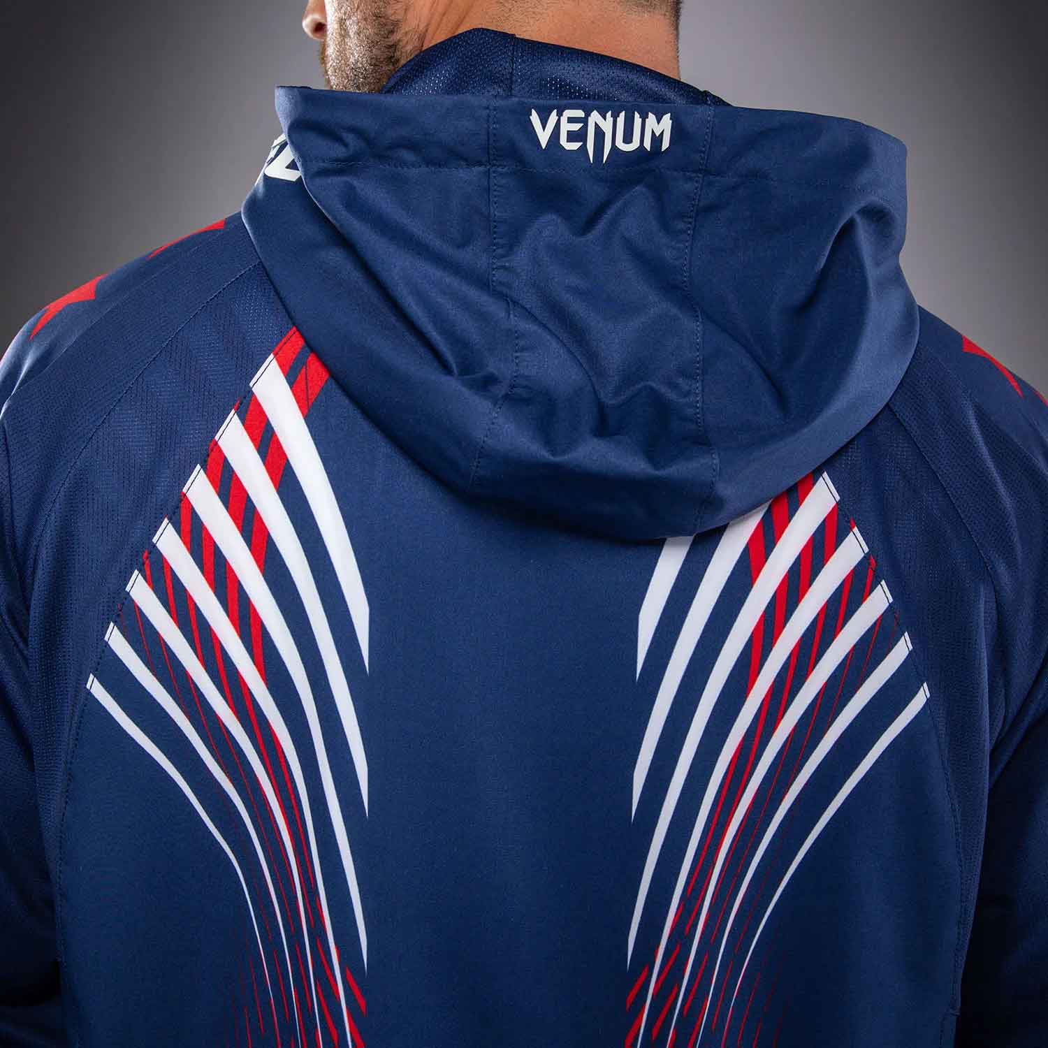 VENUM／ヴェナム　パーカー（フーディー）　　Official UFC Freedom 250 by Venum Authentic Fight Night Men's Blue Walkout Hoodie／オフィシャル UFC フリーダム 250 by ヴェナム オーセンティック ファイトナイト メンズ ブルー ウォークアウト フーディー