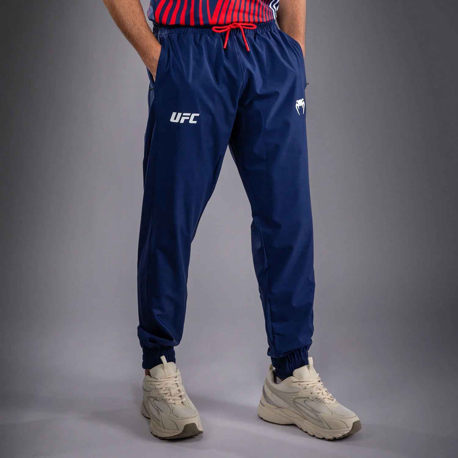 VENUM／ヴェナム　スウェットパンツ（ジョガー・ジョギングス）　　Official UFC Freedom 250 by Venum Authentic Fight Night Men's Blue Walkout Pant／オフィシャル UFC フリーダム 250 by ヴェナム オーセンティック ファイトナイト メンズ ブルー ウォークアウト パンツ