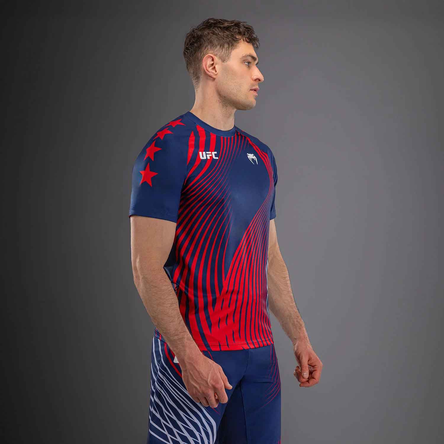 VENUM／ヴェナム　ジャージ　　Official UFC Freedom 250 by Venum Authentic Fight Night Men's Blue Walkout Jersey／オフィシャル UFC フリーダム 250 by ヴェナム オーセンティック ファイトナイト メンズ ブルー ウォークアウトジャージ