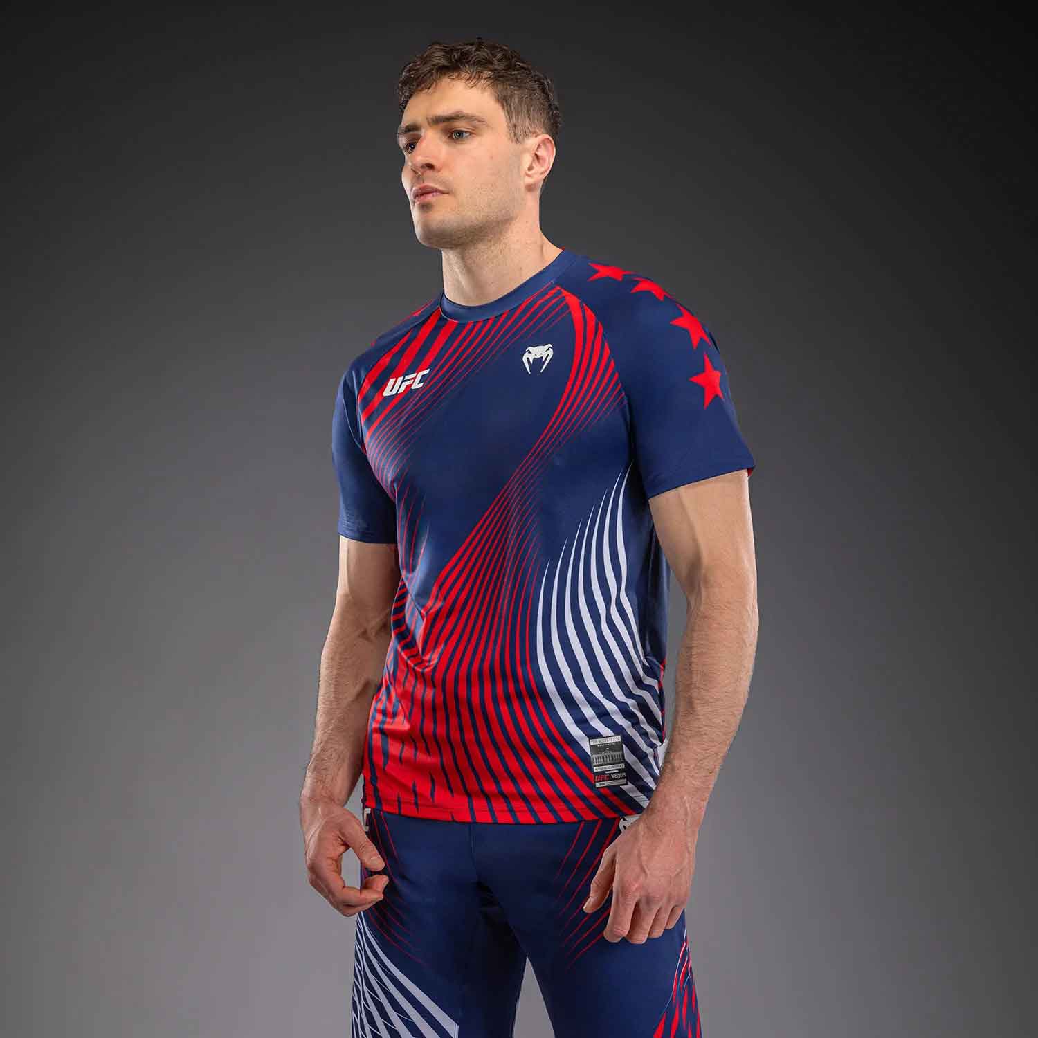 VENUM／ヴェナム　ジャージ　　Official UFC Freedom 250 by Venum Authentic Fight Night Men's Blue Walkout Jersey／オフィシャル UFC フリーダム 250 by ヴェナム オーセンティック ファイトナイト メンズ ブルー ウォークアウトジャージ