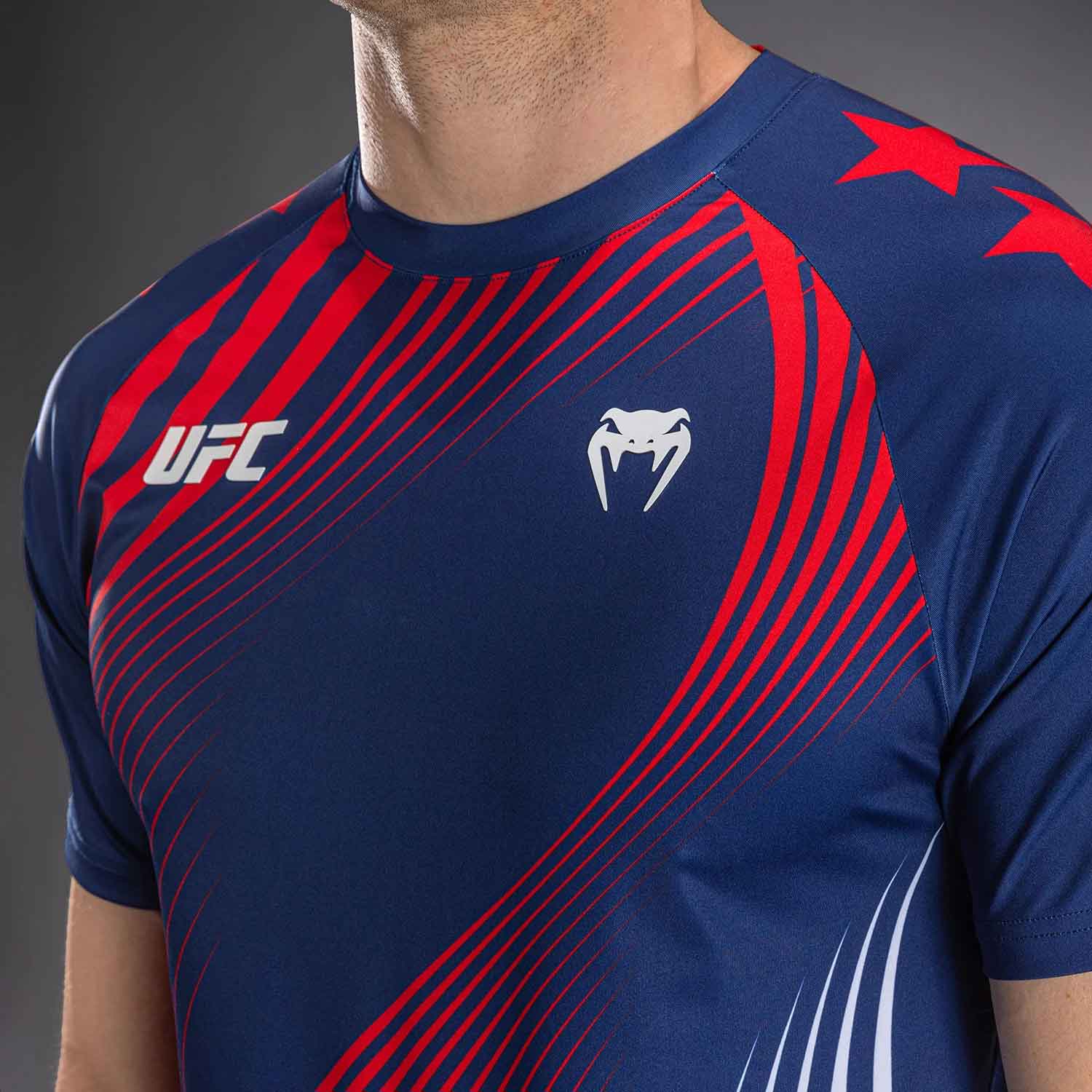 VENUM／ヴェナム　ジャージ　　Official UFC Freedom 250 by Venum Authentic Fight Night Men's Blue Walkout Jersey／オフィシャル UFC フリーダム 250 by ヴェナム オーセンティック ファイトナイト メンズ ブルー ウォークアウトジャージ
