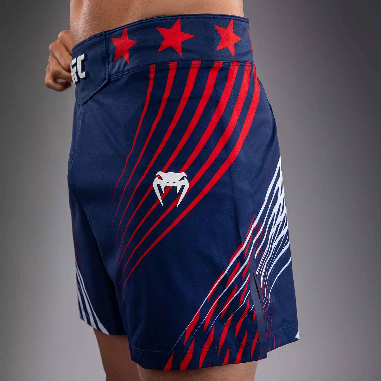 VENUM／ヴェナム　ファイトショーツ　　Official UFC Freedom 250 by Venum Authentic Fight Night Men's Blue Short Fit Short／オフィシャル UFC フリーダム 250 by ヴェナム オーセンティック ファイトナイト メンズ ショートフィット ファイトショーツ（ブルー）