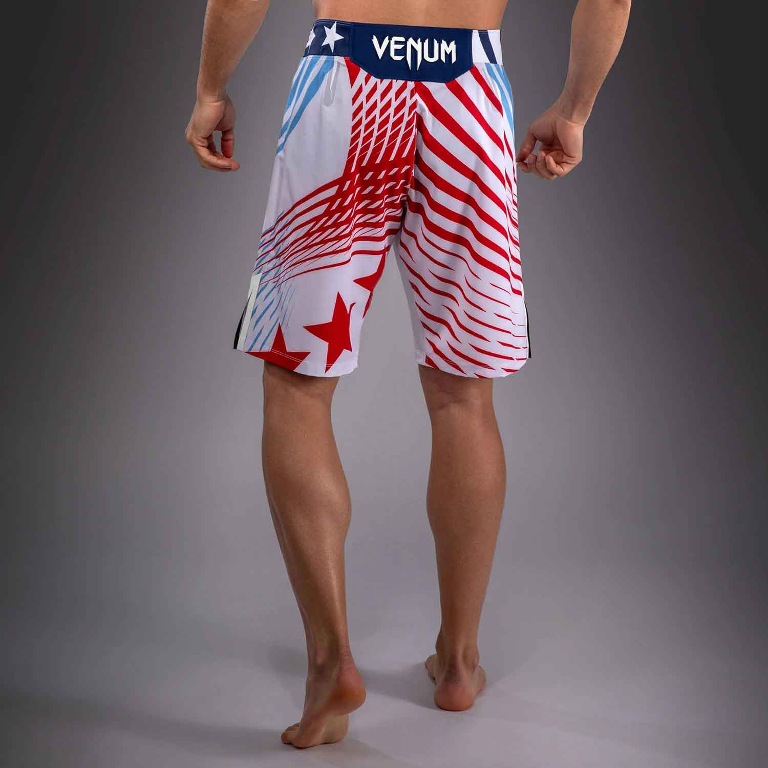 VENUM／ヴェナム　ファイトショーツ　　Official UFC Freedom 250 by Venum Authentic Fight Night Men's White Long Fit Short／オフィシャル UFC フリーダム 250 by ヴェナム オーセンティック ファイトナイト メンズ ロングフィット ファイトショーツ（白）
