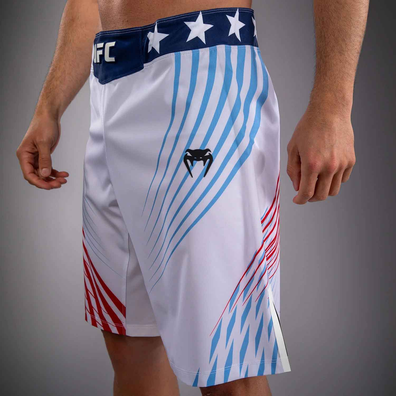 VENUM／ヴェナム　ファイトショーツ　　Official UFC Freedom 250 by Venum Authentic Fight Night Men's White Long Fit Short／オフィシャル UFC フリーダム 250 by ヴェナム オーセンティック ファイトナイト メンズ ロングフィット ファイトショーツ（白）