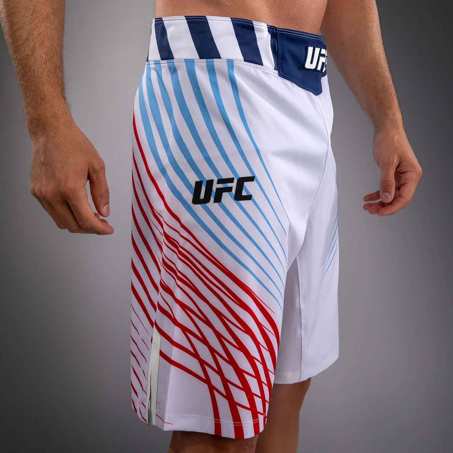 VENUM／ヴェナム　ファイトショーツ　　Official UFC Freedom 250 by Venum Authentic Fight Night Men's White Long Fit Short／オフィシャル UFC フリーダム 250 by ヴェナム オーセンティック ファイトナイト メンズ ロングフィット ファイトショーツ（白）