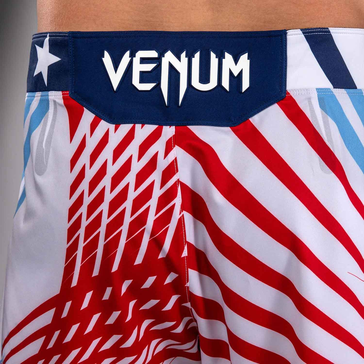 VENUM／ヴェナム　ファイトショーツ　　Official UFC Freedom 250 by Venum Authentic Fight Night Men's White Long Fit Short／オフィシャル UFC フリーダム 250 by ヴェナム オーセンティック ファイトナイト メンズ ロングフィット ファイトショーツ（白）