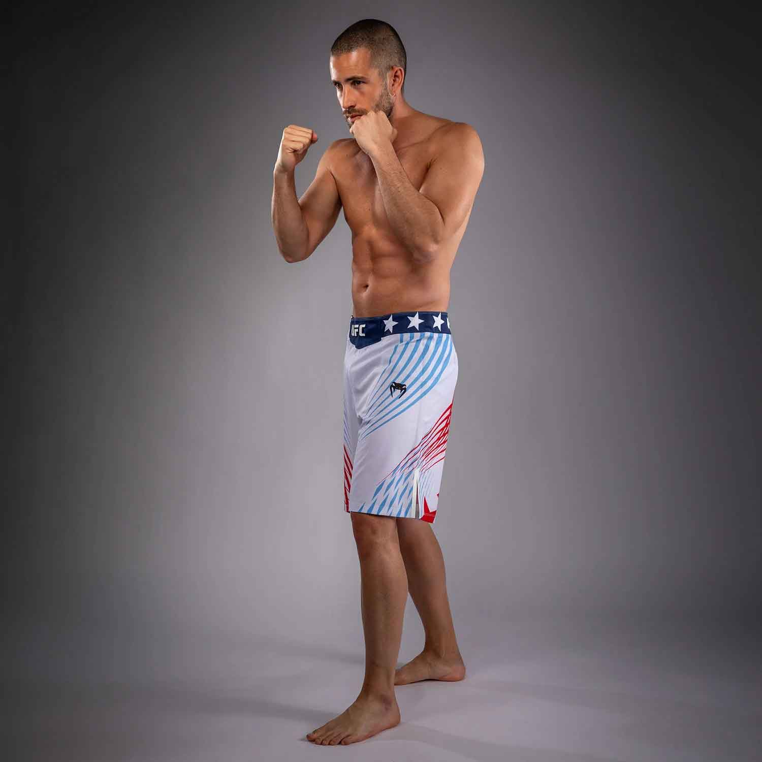 VENUM／ヴェナム　ファイトショーツ　　Official UFC Freedom 250 by Venum Authentic Fight Night Men's White Long Fit Short／オフィシャル UFC フリーダム 250 by ヴェナム オーセンティック ファイトナイト メンズ ロングフィット ファイトショーツ（白）