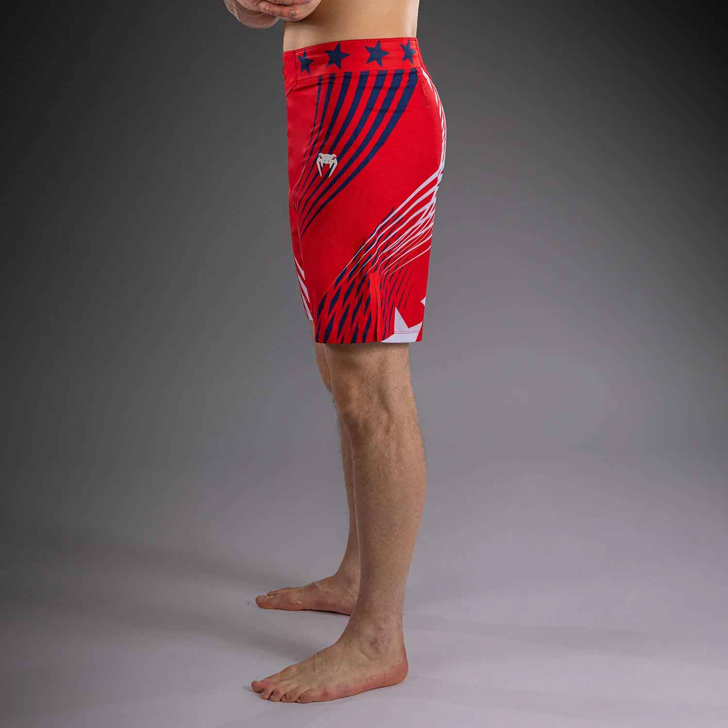 VENUM／ヴェナム　ファイトショーツ　　Official UFC Freedom 250 by Venum Authentic Fight Night Men's Red Long Fit Short／オフィシャル UFC フリーダム 250 by ヴェナム オーセンティック ファイトナイト メンズ ロングフィット ファイトショーツ（レッド）