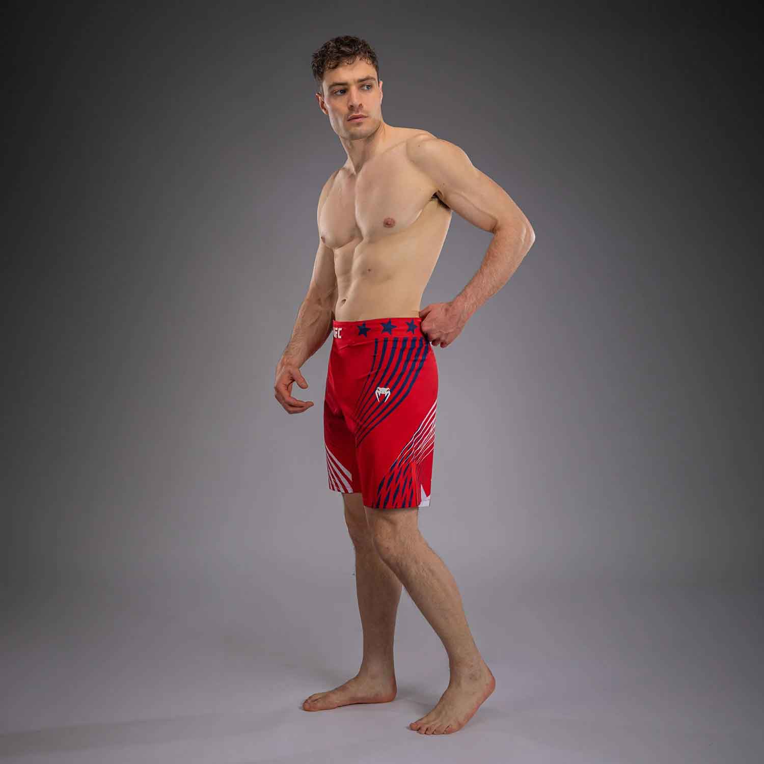 VENUM／ヴェナム　ファイトショーツ　　Official UFC Freedom 250 by Venum Authentic Fight Night Men's Red Long Fit Short／オフィシャル UFC フリーダム 250 by ヴェナム オーセンティック ファイトナイト メンズ ロングフィット ファイトショーツ（レッド）