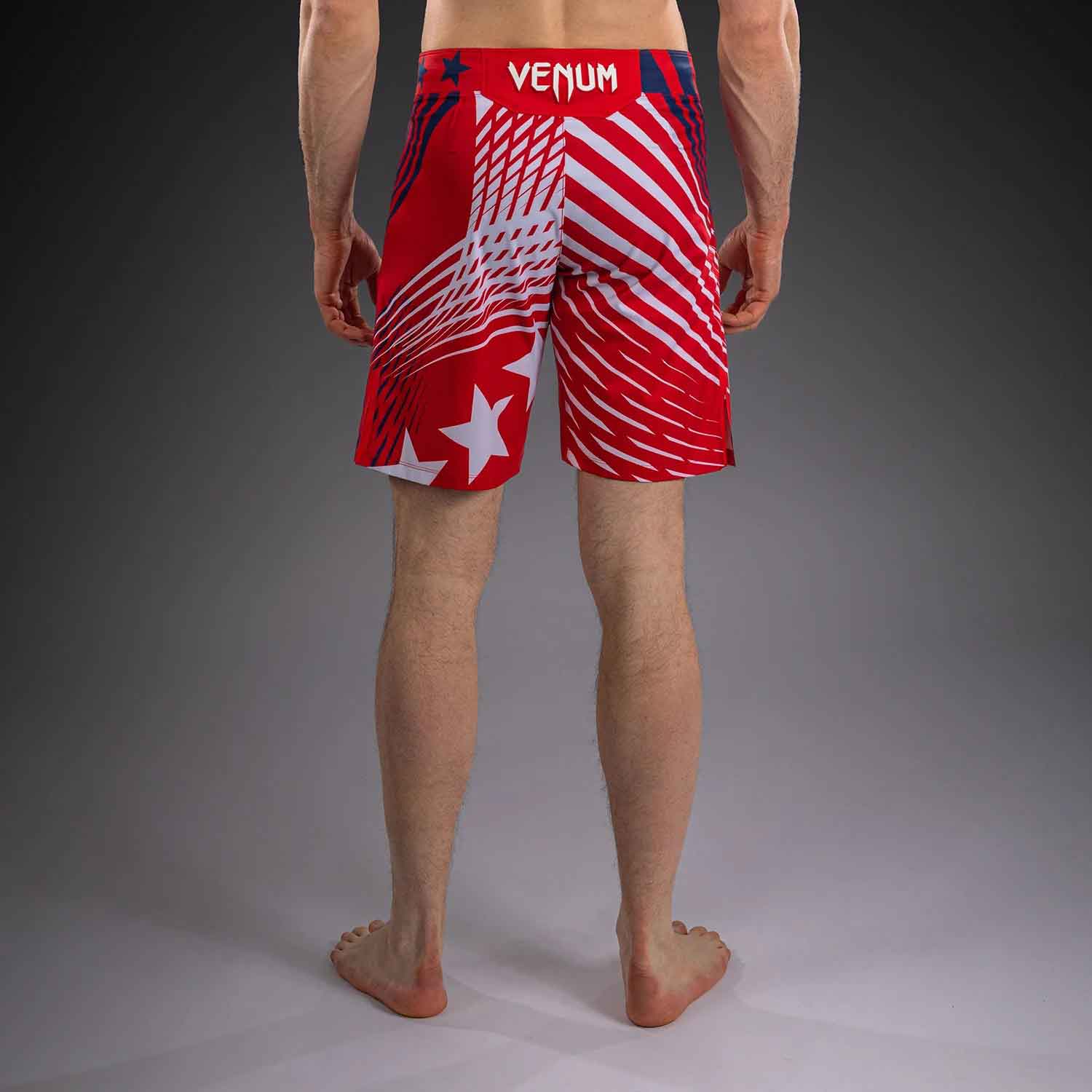 VENUM／ヴェナム　ファイトショーツ　　Official UFC Freedom 250 by Venum Authentic Fight Night Men's Red Long Fit Short／オフィシャル UFC フリーダム 250 by ヴェナム オーセンティック ファイトナイト メンズ ロングフィット ファイトショーツ（レッド）