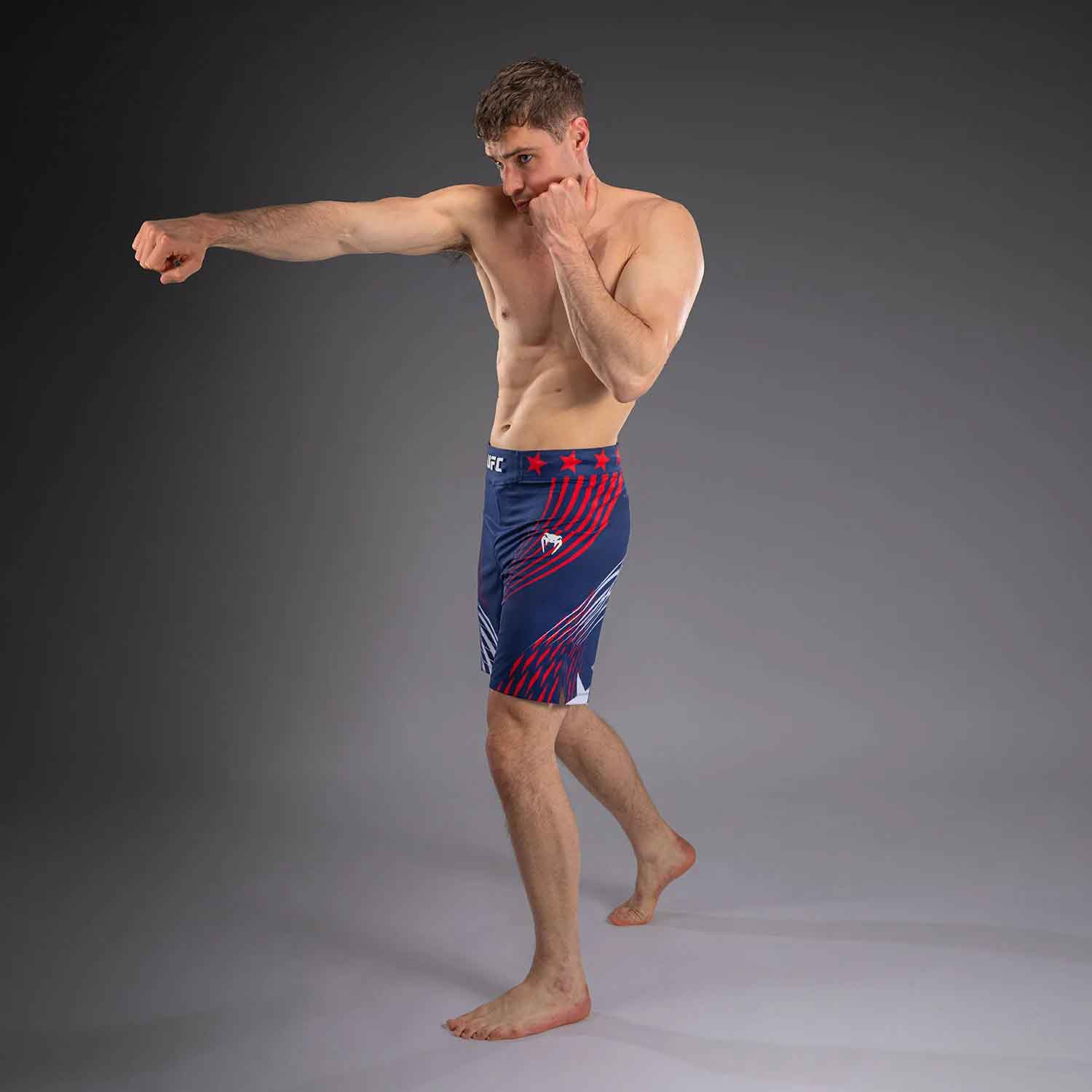 VENUM／ヴェナム　ファイトショーツ　　Official UFC Freedom 250 by Venum Authentic Fight Night Men's Blue Long Fit Short／オフィシャル UFC フリーダム 250 by ヴェナム オーセンティック ファイトナイト メンズ ロングフィット ファイトショーツ（ブルー）