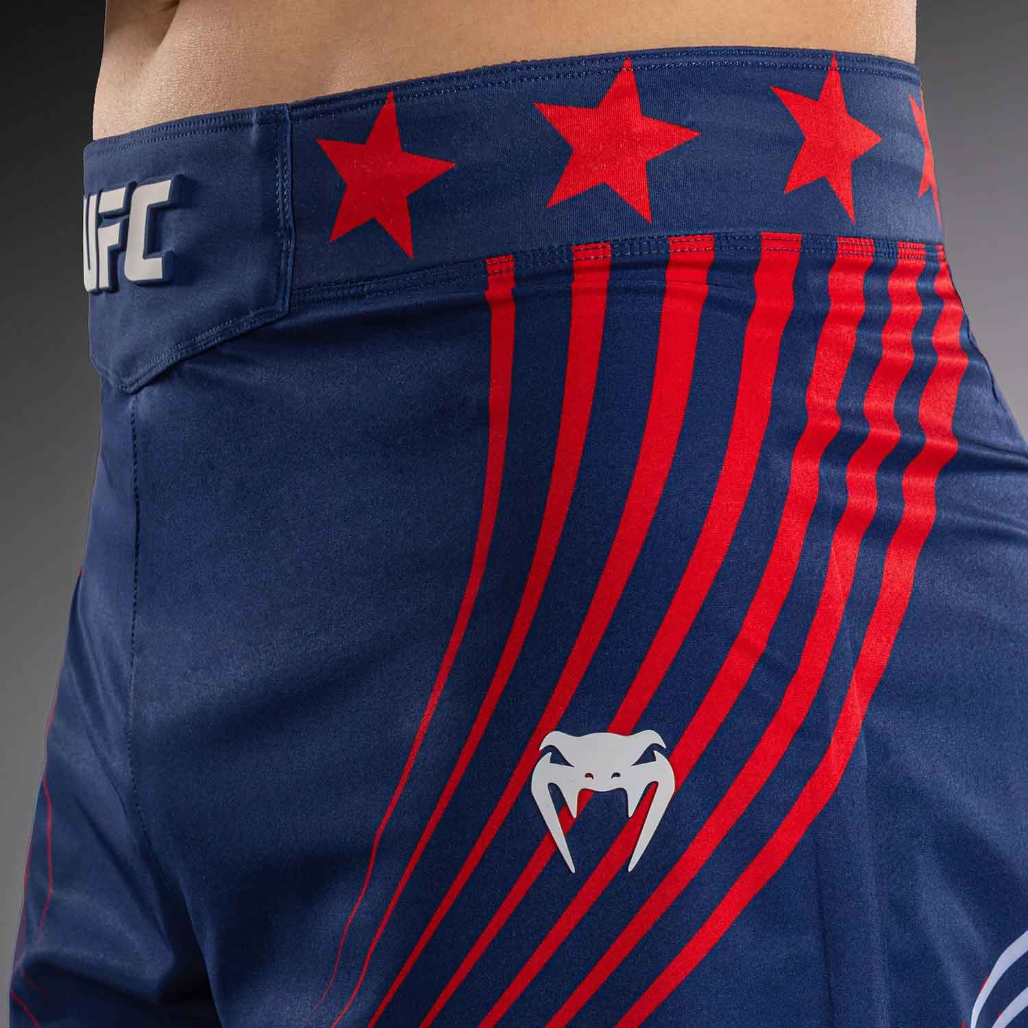 VENUM／ヴェナム　ファイトショーツ　　Official UFC Freedom 250 by Venum Authentic Fight Night Men's Blue Long Fit Short／オフィシャル UFC フリーダム 250 by ヴェナム オーセンティック ファイトナイト メンズ ロングフィット ファイトショーツ（ブルー）