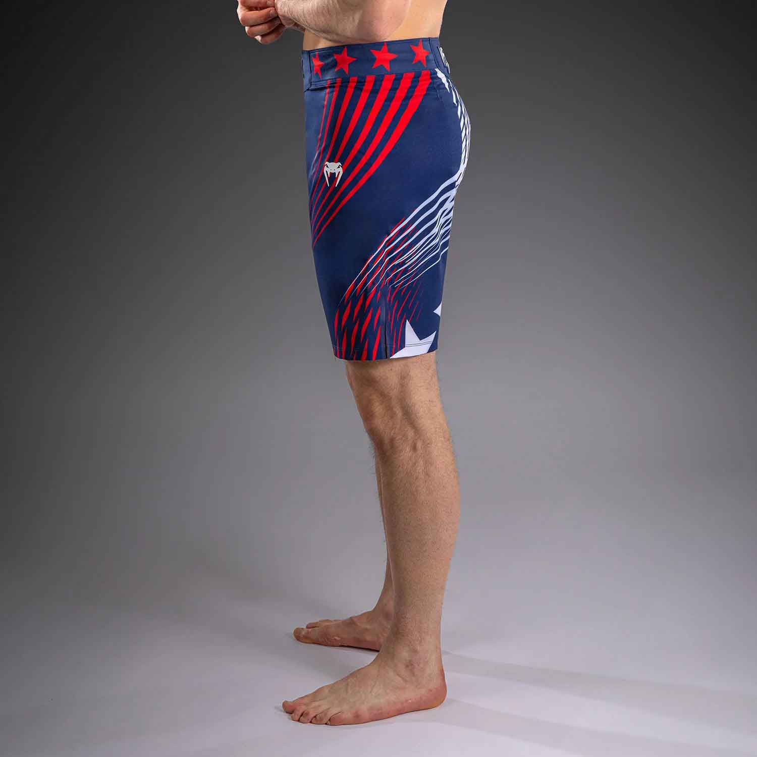VENUM／ヴェナム　ファイトショーツ　　Official UFC Freedom 250 by Venum Authentic Fight Night Men's Blue Long Fit Short／オフィシャル UFC フリーダム 250 by ヴェナム オーセンティック ファイトナイト メンズ ロングフィット ファイトショーツ（ブルー）