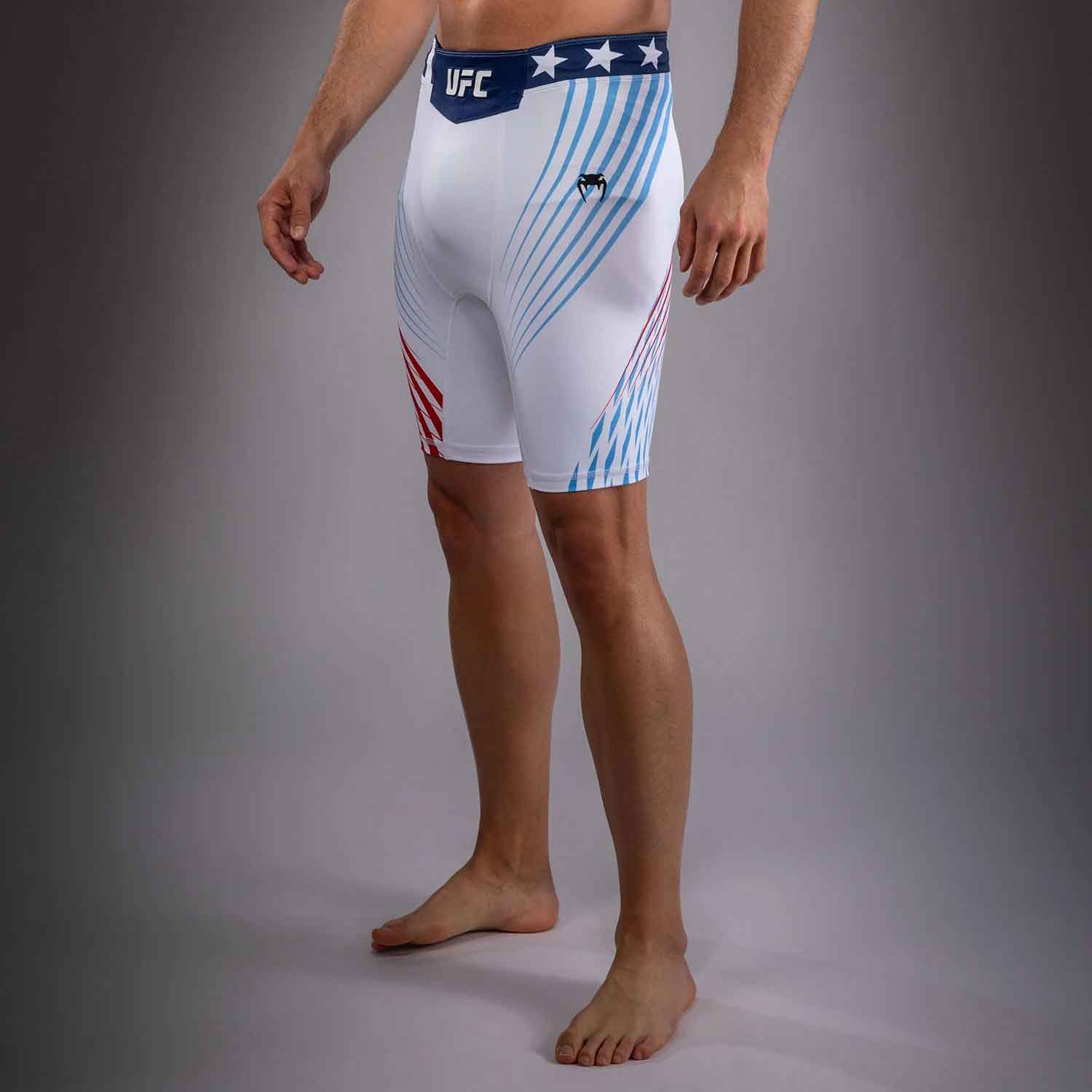 VENUM／ヴェナム　バーリトゥードショーツ　　Official UFC Freedom 250 by Venum Authentic Fight Night Men's White Vale Tudo Short／オフィシャル UFC フリーダム 250 by ヴェナム オーセンティック ファイトナイト メンズ バーリトゥードショーツ（白）