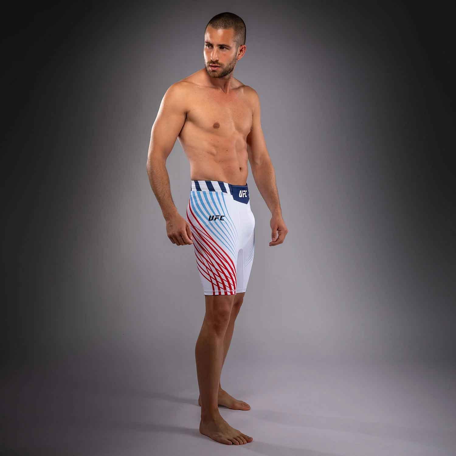 VENUM／ヴェナム　バーリトゥードショーツ　　Official UFC Freedom 250 by Venum Authentic Fight Night Men's White Vale Tudo Short／オフィシャル UFC フリーダム 250 by ヴェナム オーセンティック ファイトナイト メンズ バーリトゥードショーツ（白）