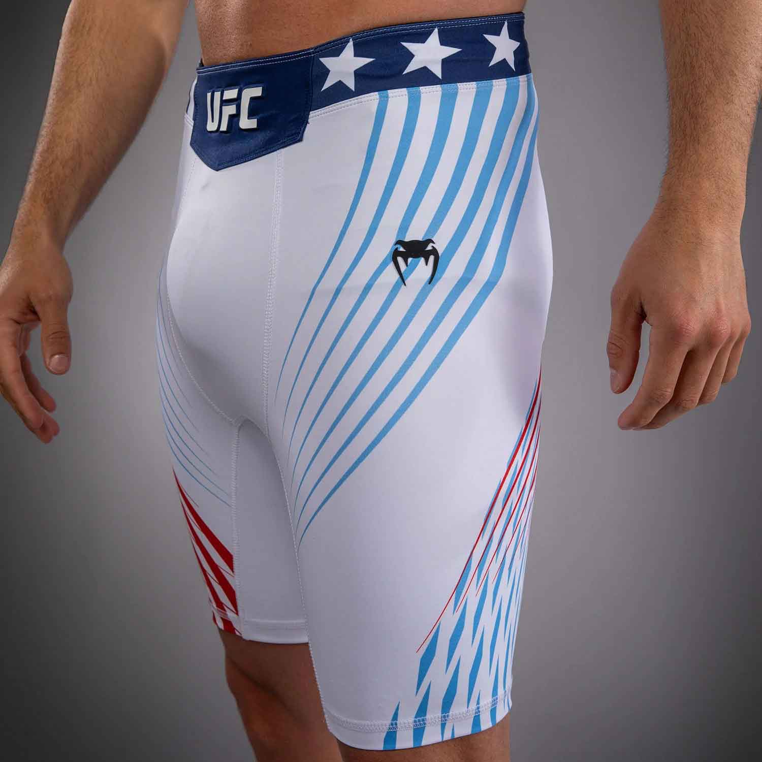 VENUM／ヴェナム　バーリトゥードショーツ　　Official UFC Freedom 250 by Venum Authentic Fight Night Men's White Vale Tudo Short／オフィシャル UFC フリーダム 250 by ヴェナム オーセンティック ファイトナイト メンズ バーリトゥードショーツ（白）