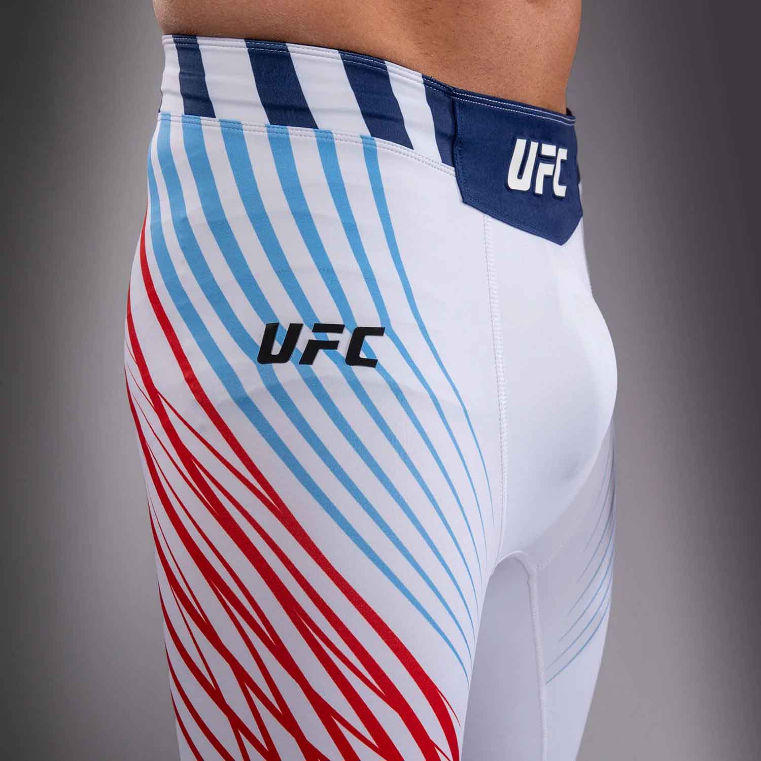VENUM／ヴェナム　バーリトゥードショーツ　　Official UFC Freedom 250 by Venum Authentic Fight Night Men's White Vale Tudo Short／オフィシャル UFC フリーダム 250 by ヴェナム オーセンティック ファイトナイト メンズ バーリトゥードショーツ（白）