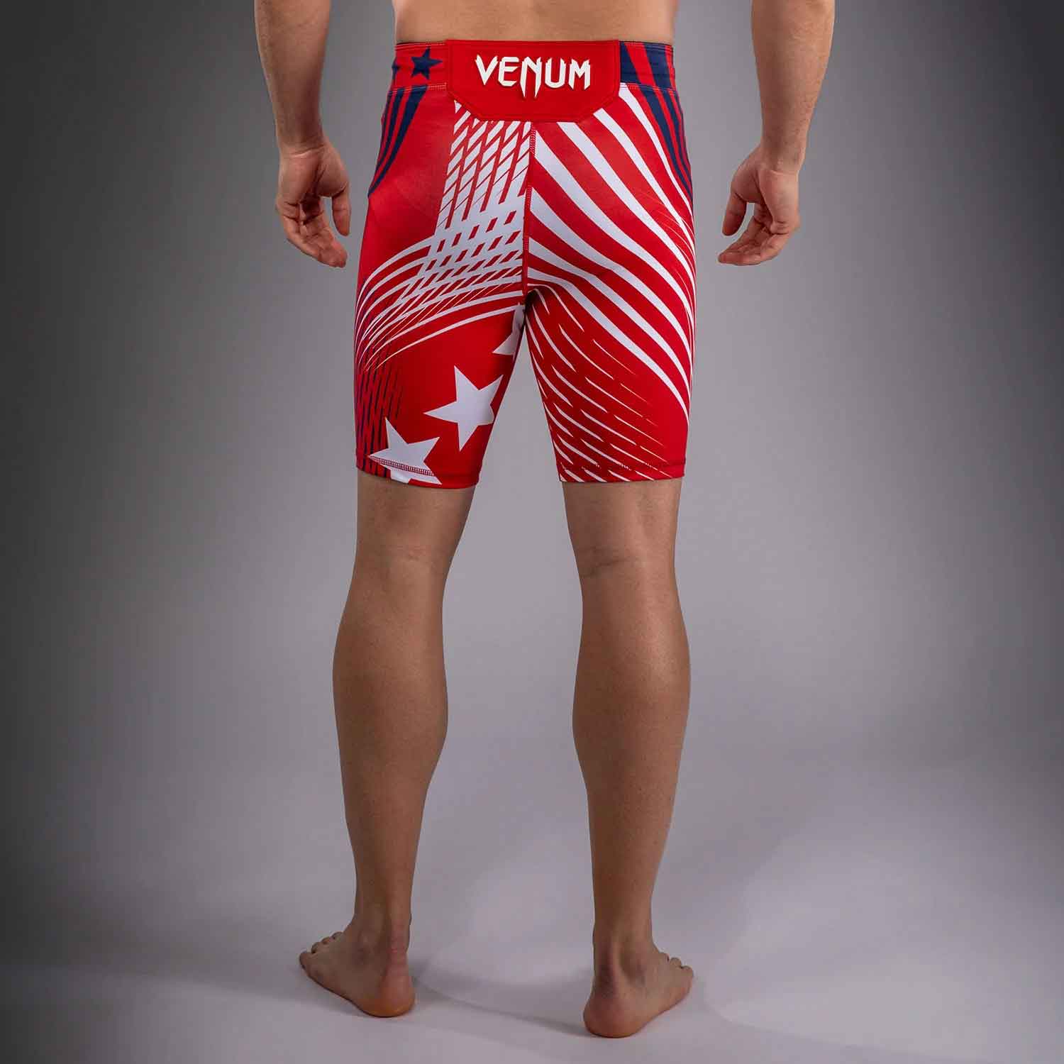 VENUM／ヴェナム　バーリトゥードショーツ　　Official UFC Freedom 250 by Venum Authentic Fight Night Men's Red Vale Tudo Short／オフィシャル UFC フリーダム 250 by ヴェナム オーセンティック ファイトナイト メンズ バーリトゥードショーツ（レッド）